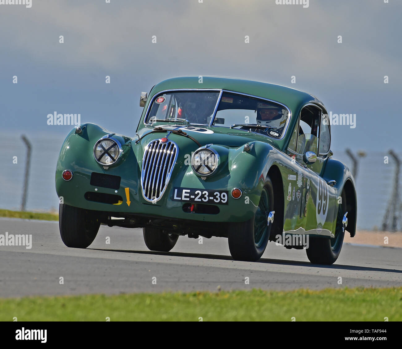 João Mira Gomes, Fernando Campos Ferreira, Jaguar XK 140 FHC, Royal Automobile Club Woodcote Trophy, Pre-56 Sportscars, Donington historische Festival, Ma Stockfoto