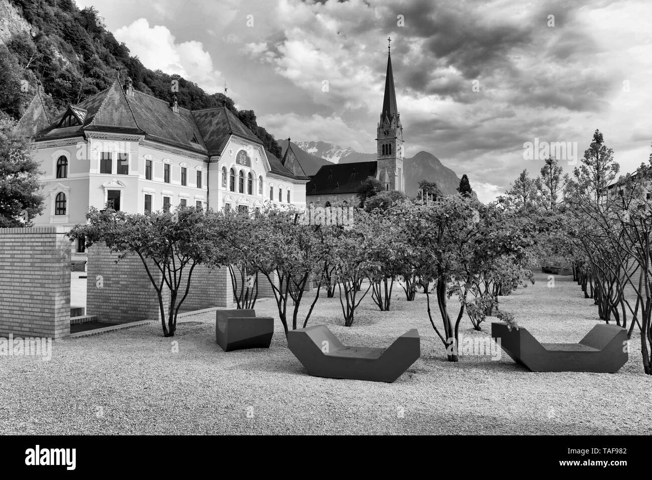 Vaduz, Liechtenstein. Alte Gebäude des Parlaments und Kathedrale St. Florin in Vaduz, Liechtenstein. Stockfoto
