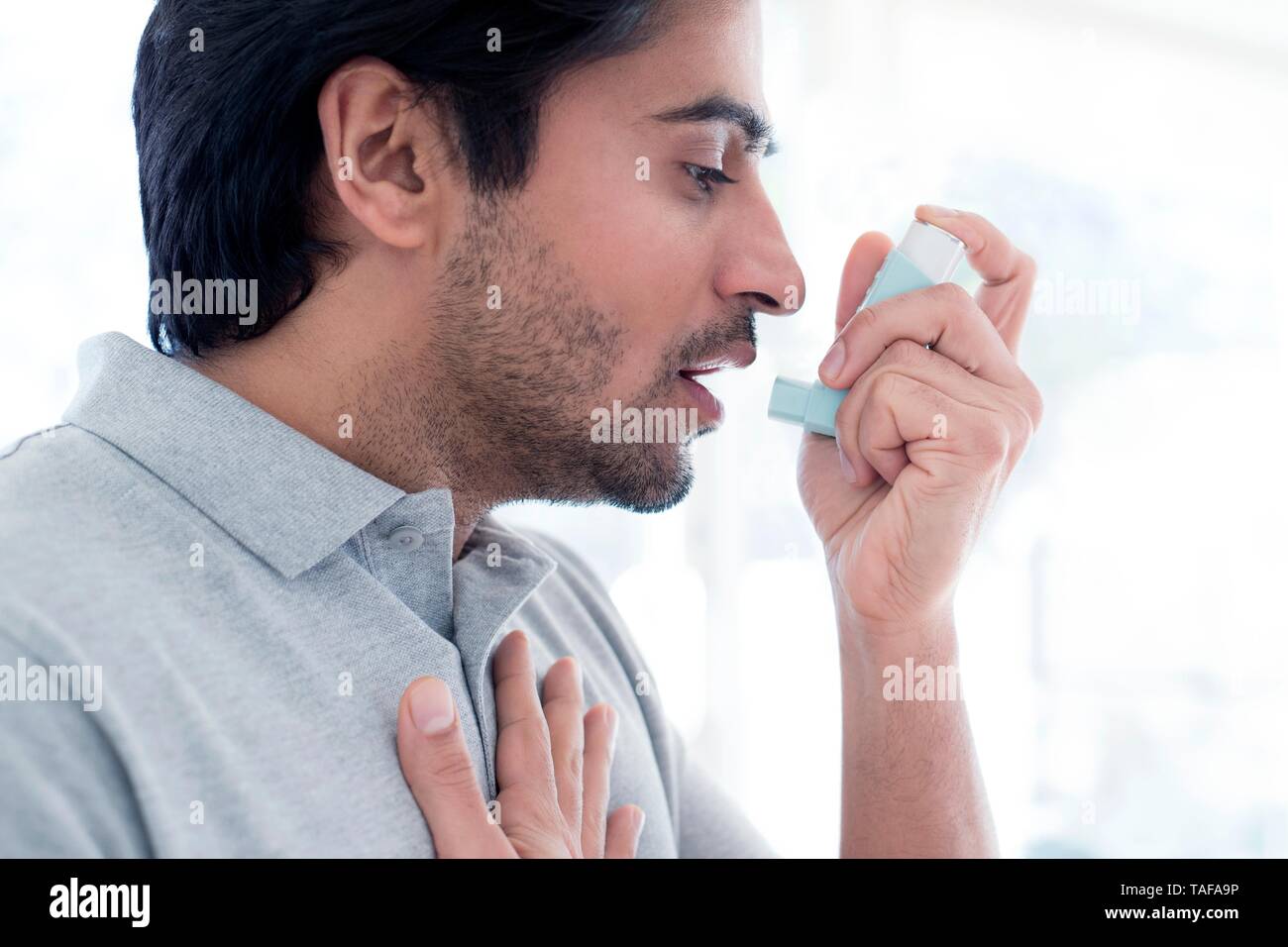 Mann mit Inhalator Stockfoto