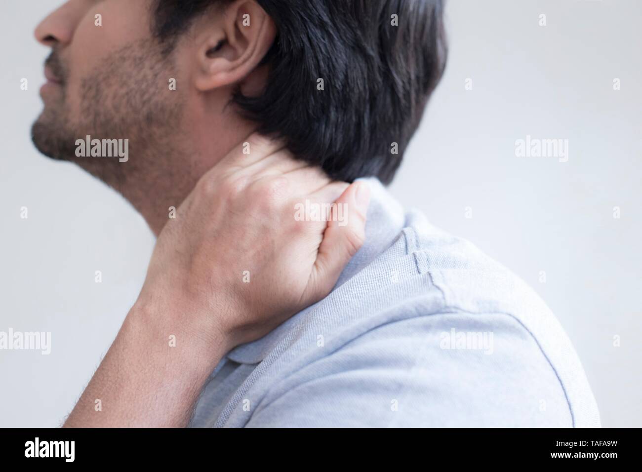 Mann seinen Hals berühren in den Schmerz Stockfoto