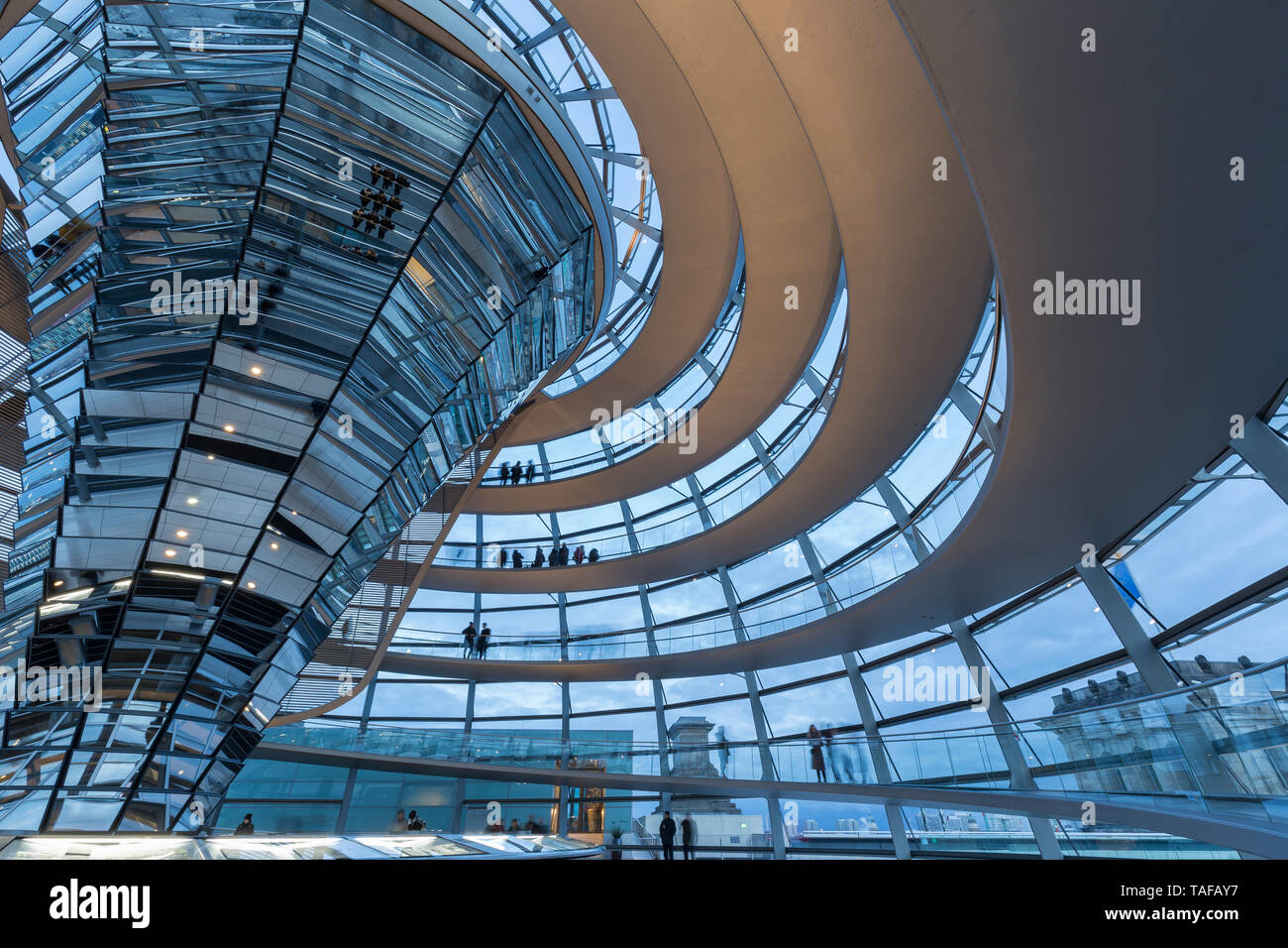 Touristen in die futuristische Glaskuppel auf dem Reichstag (Deutscher Bundestag) in Berlin, Deutschland, in den Abend. Stockfoto