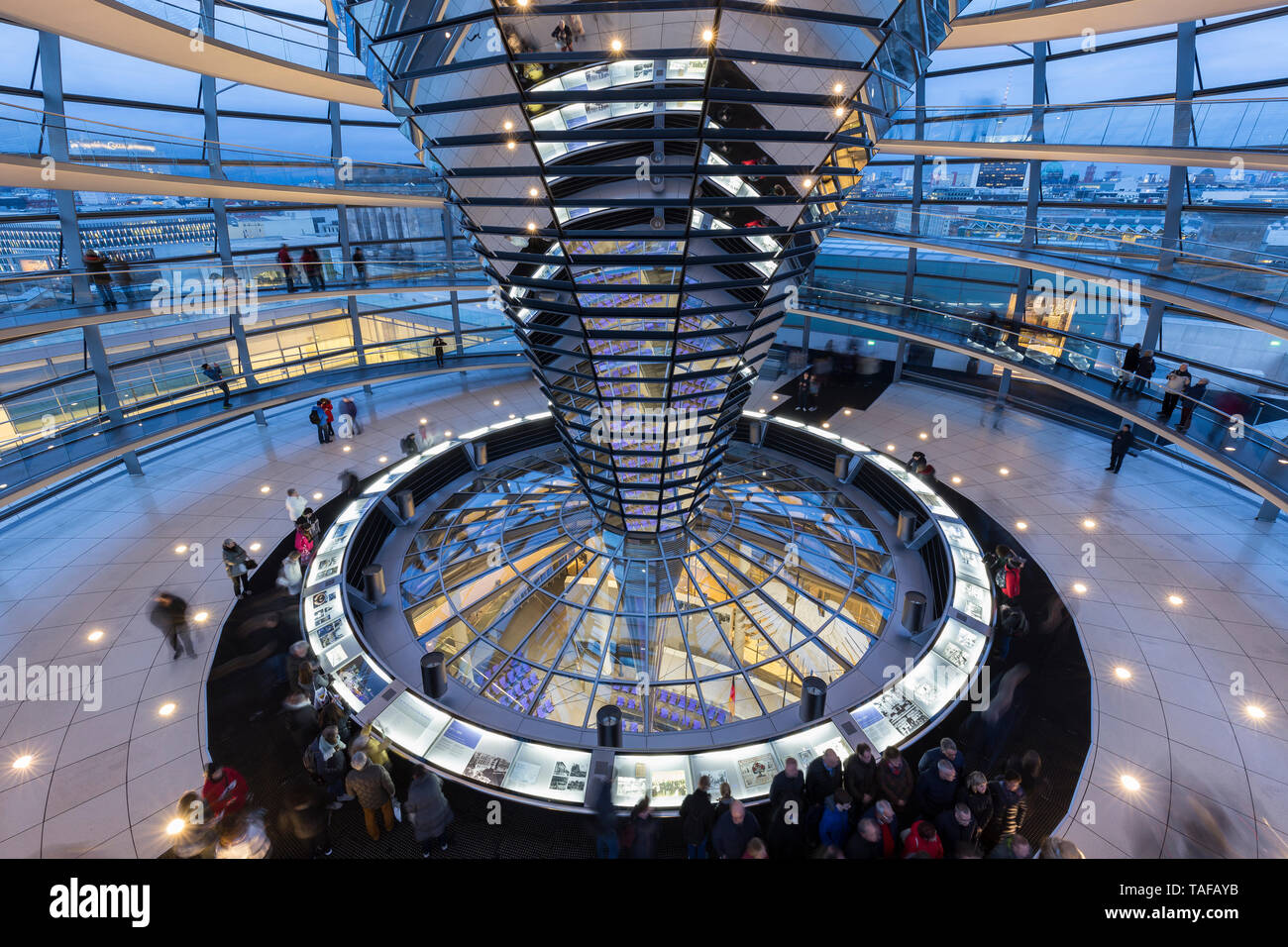 Touristen in die futuristische Glaskuppel auf dem Reichstag (Deutscher Bundestag) in Berlin, Deutschland, in den Abend. Stockfoto