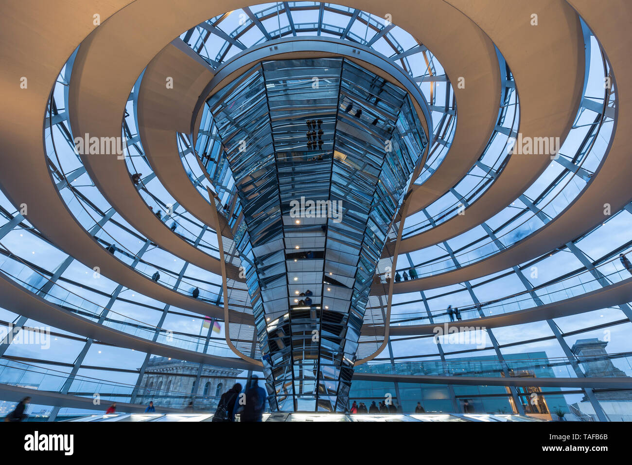 Touristen in die futuristische Glaskuppel auf dem Reichstag (Deutscher Bundestag) in Berlin, Deutschland, in den Abend. Stockfoto