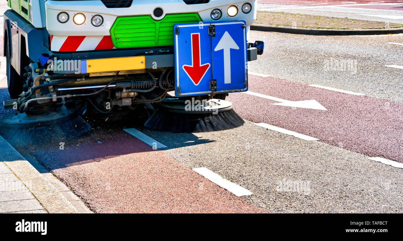 Straße weeper Reinigung der Straße in der Stadt Zwolle Stockfoto
