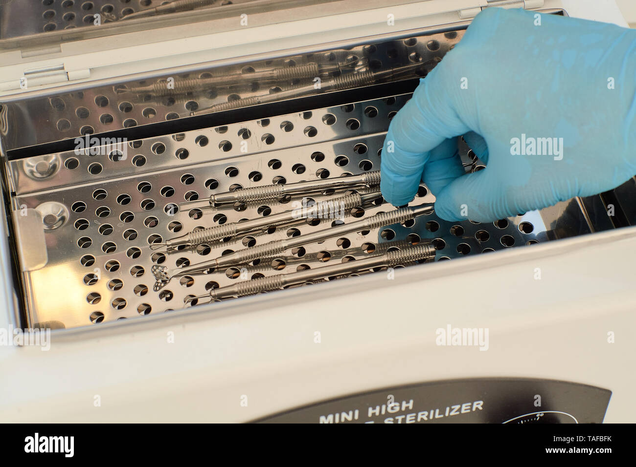 Mini hohe Temperatur sterelizer. Medizinische Ausrüstung im Gesundheitswesen. Moderne Medizintechnik Konzept. Modernes Krankenhaus. Close-up Sterilisator für Maniküre t Stockfoto