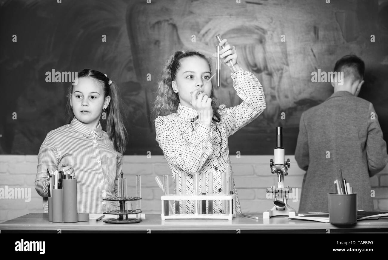 Kinder Studium Biologie oder Chemie Schule. Schule Bildung. Schule Mädchen studieren. Kinder im Klassenzimmer mit Mikroskop und Reagenzgläser. Biologische Moleküle erkunden. Zukunft Technik und Wissenschaft Konzept. Stockfoto