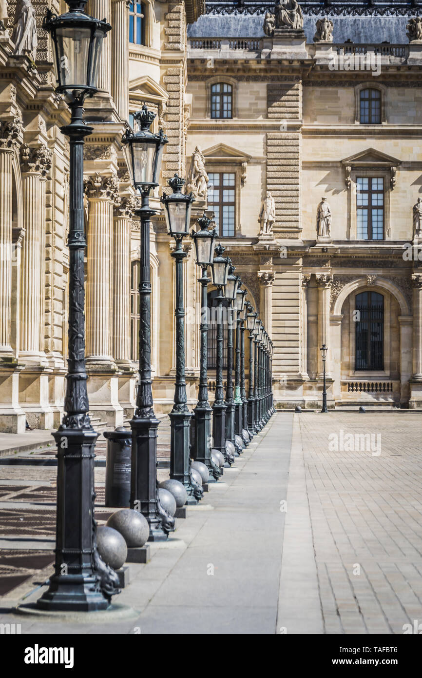 Architektonische Landschaft der Gassen und Lampen der Place des Pyramides des Louvre in Paris, Frankreich Stockfoto