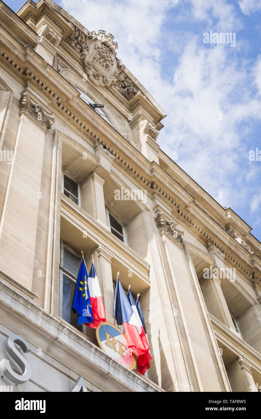 Französische Flagge schwimmend auf dem Pariser Wahrzeichen der Fassade der Bahnhof Saint Lazare in Paris unter einem wunderschönen blauen Himmel in Frankreich Stockfoto