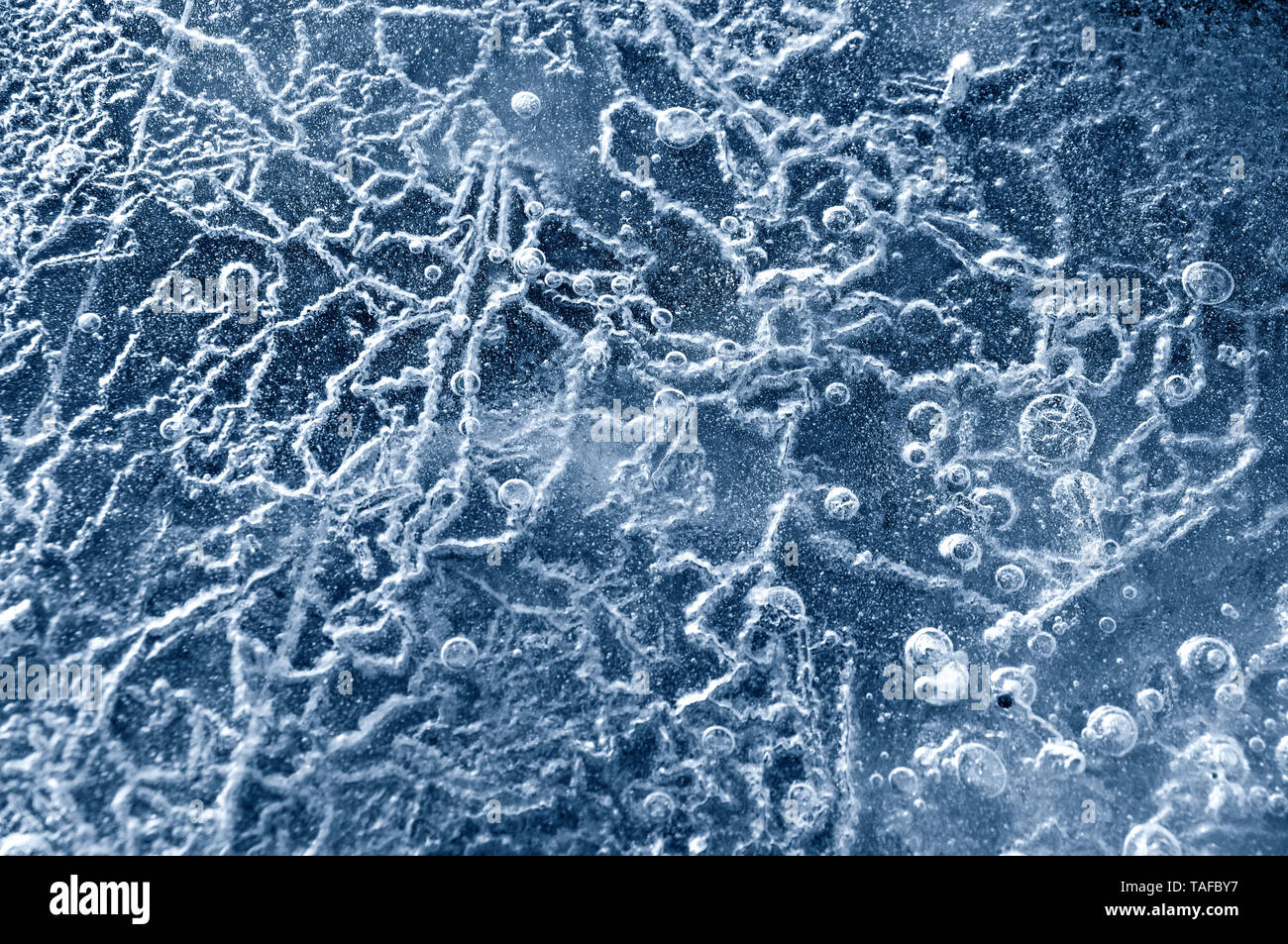 Textur abstrakte closeup Hintergrund Eis mit Rillen, Furchen, und Luftblasen cought durch Frost in der Masse von Wasser beim Gefrieren Stockfoto