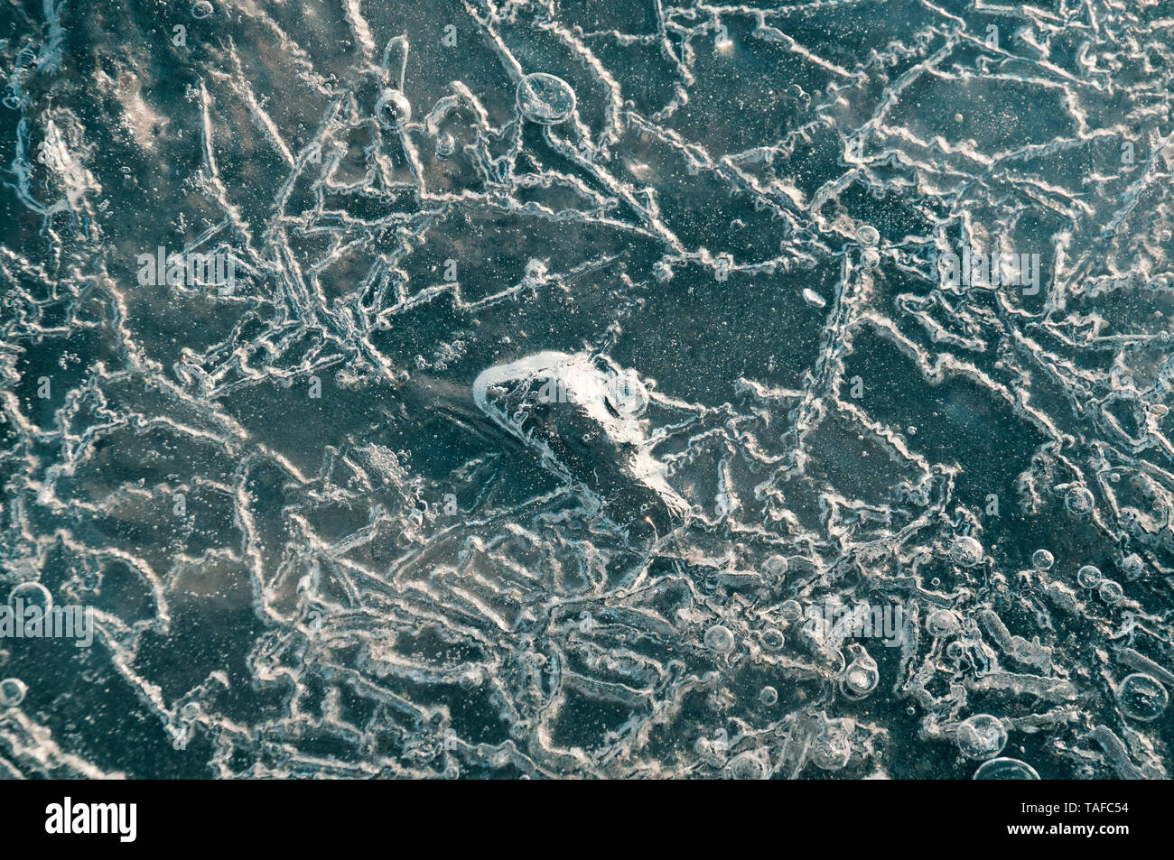Textur abstrakte closeup Hintergrund Eis mit Rillen, Furchen, und Luftblasen cought durch Frost in der Masse von Wasser beim Gefrieren Stockfoto