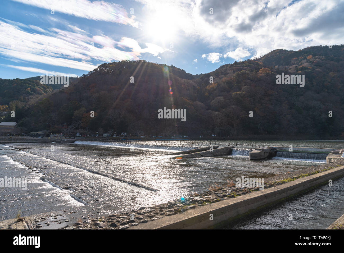 Togetsu-kyo Brücke über katsuragawa Fluss mit bunten Wald Berg Hintergrund in Arashiyama Bezirk. Arashiyama ist eine ausgewiesene Hist Stockfoto