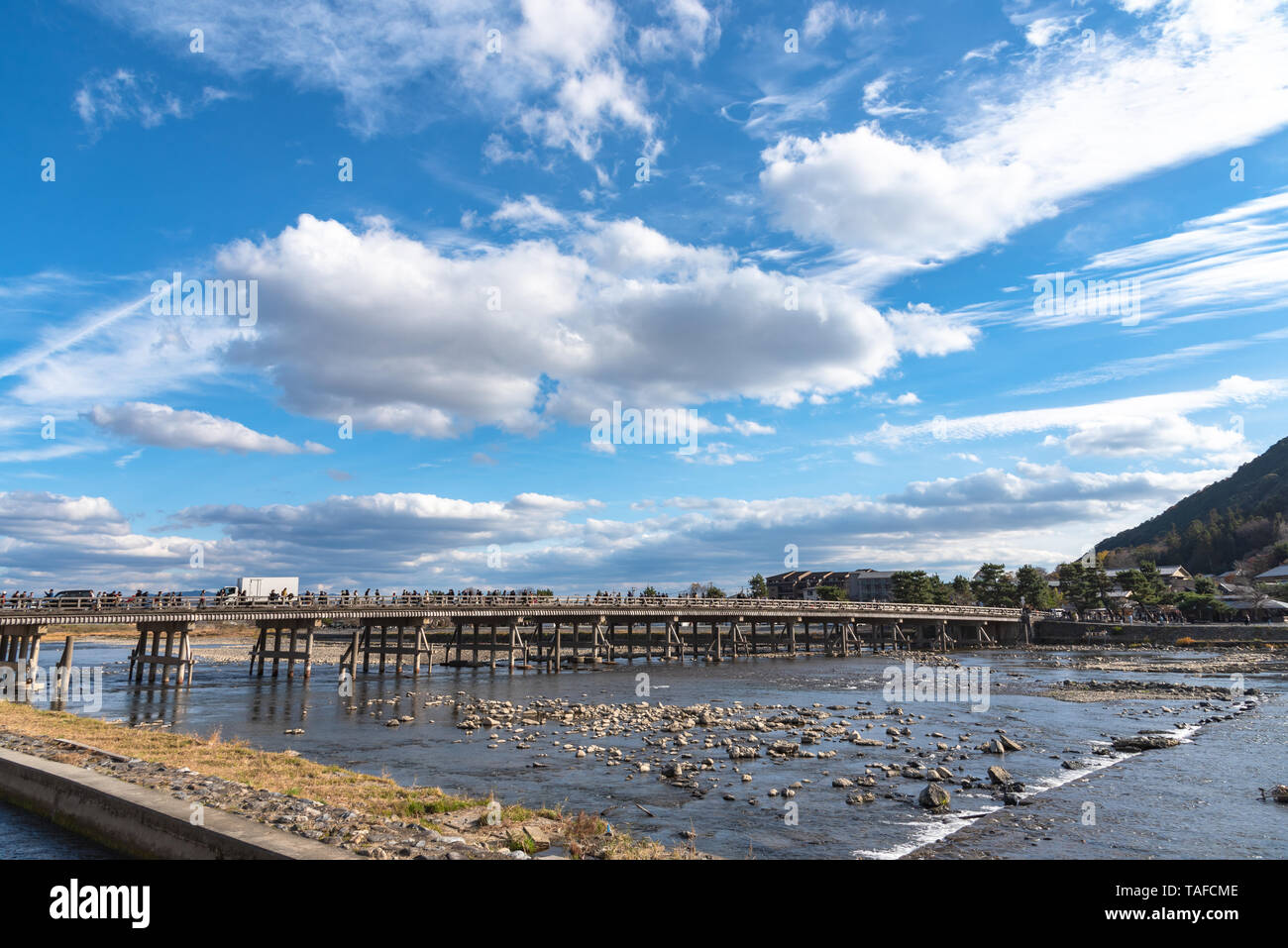 Togetsu-kyo Brücke über katsuragawa Fluss mit bunten Wald Berg Hintergrund in Arashiyama Bezirk. Arashiyama ist eine ausgewiesene Hist Stockfoto