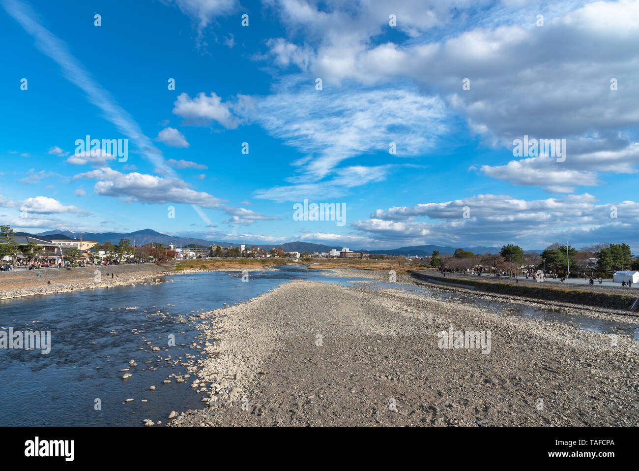 Togetsu-kyo Brücke über katsuragawa Fluss mit bunten Wald Berg Hintergrund in Arashiyama Bezirk. Arashiyama ist eine ausgewiesene Hist Stockfoto
