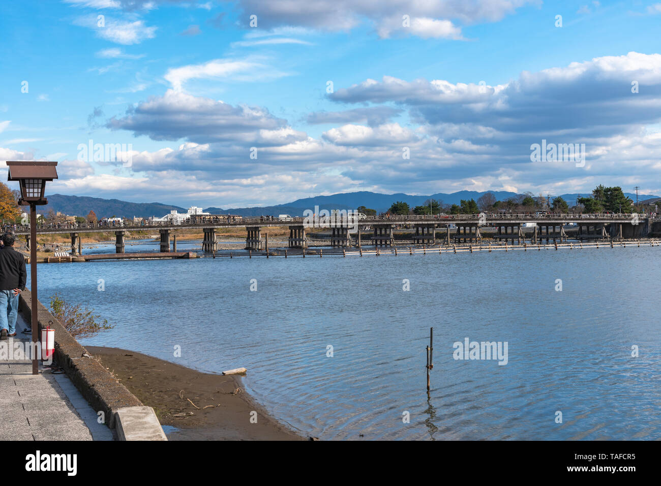 Togetsu-kyo Brücke über katsuragawa Fluss mit bunten Wald Berg Hintergrund in Arashiyama Bezirk. Arashiyama ist eine ausgewiesene Hist Stockfoto
