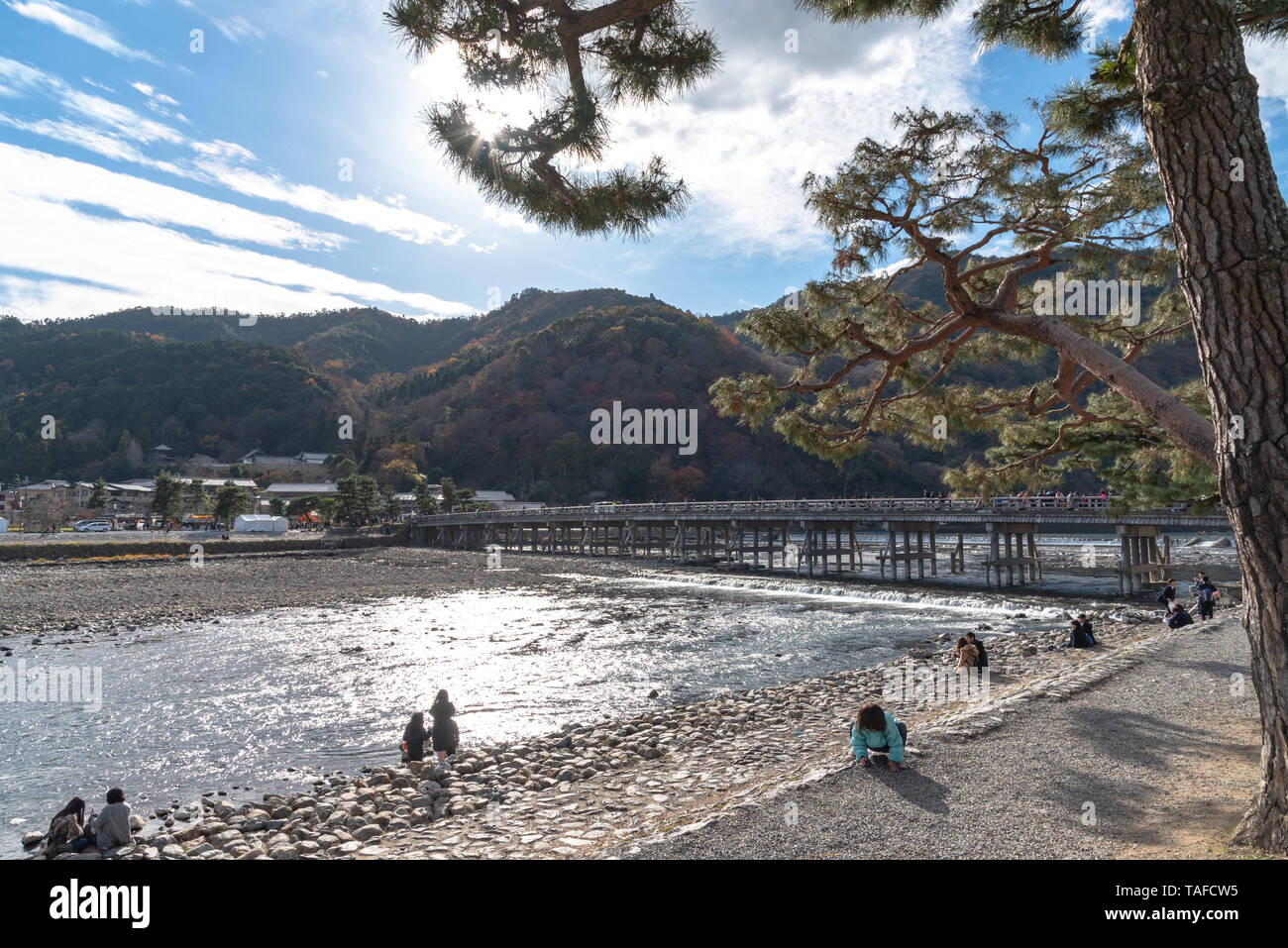 Togetsu-kyo Brücke über katsuragawa Fluss mit bunten Wald Berg Hintergrund in Arashiyama Bezirk. Arashiyama ist eine ausgewiesene Hist Stockfoto