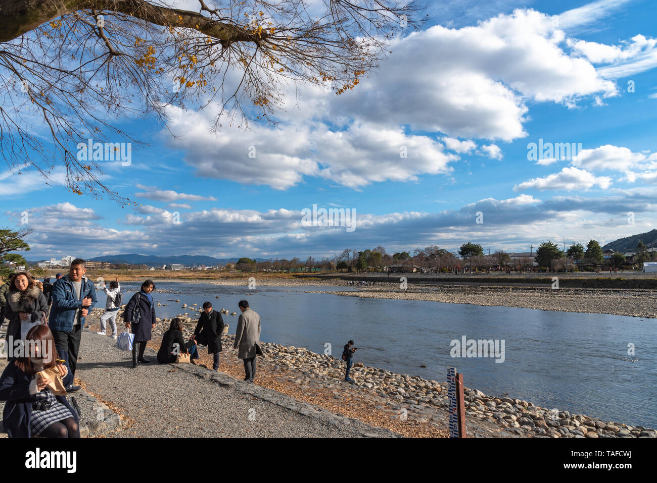 Togetsu-kyo Brücke über katsuragawa Fluss mit bunten Wald Berg Hintergrund in Arashiyama Bezirk. Arashiyama ist eine ausgewiesene Hist Stockfoto