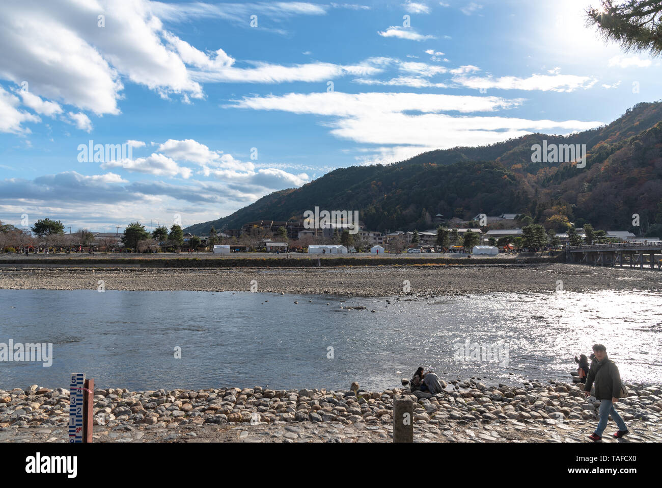 Togetsu-kyo Brücke über katsuragawa Fluss mit bunten Wald Berg Hintergrund in Arashiyama Bezirk. Arashiyama ist eine ausgewiesene Hist Stockfoto