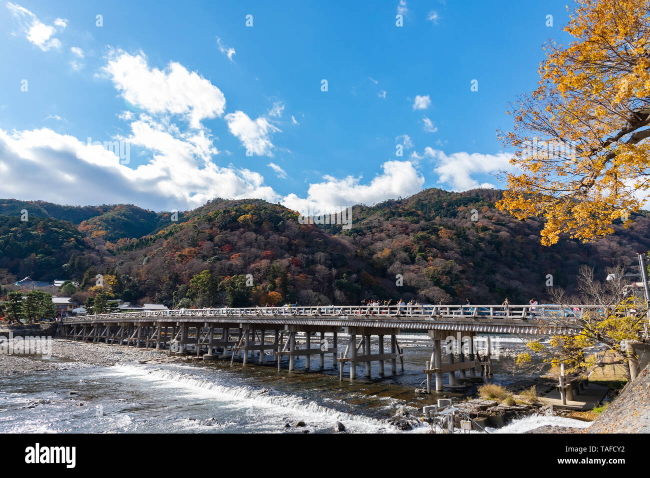 Togetsu-kyo Brücke über katsuragawa Fluss mit bunten Wald Berg Hintergrund in Arashiyama Bezirk. Arashiyama ist eine ausgewiesene Hist Stockfoto