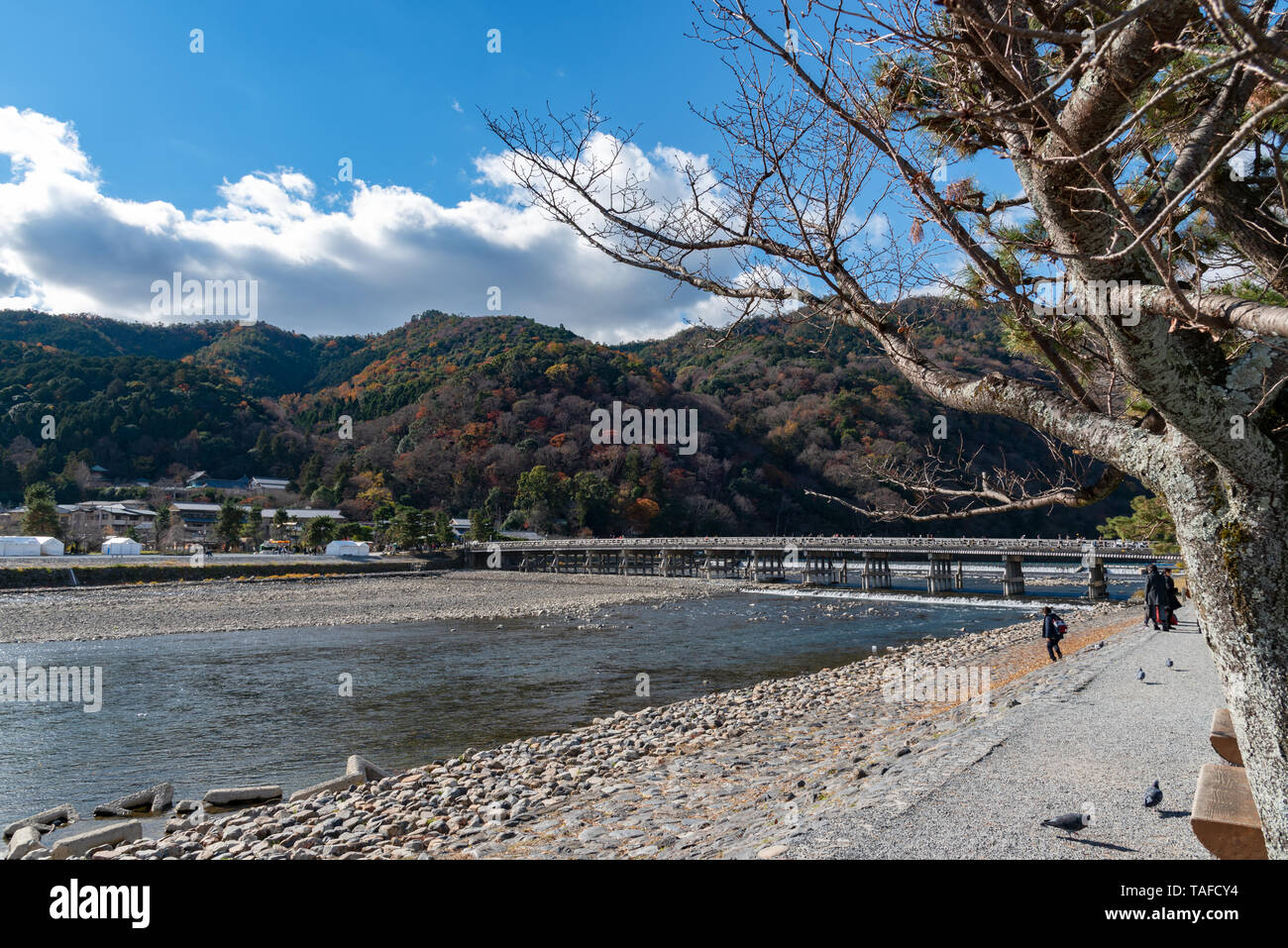 Togetsu-kyo Brücke über katsuragawa Fluss mit bunten Wald Berg Hintergrund in Arashiyama Bezirk. Arashiyama ist eine ausgewiesene Hist Stockfoto