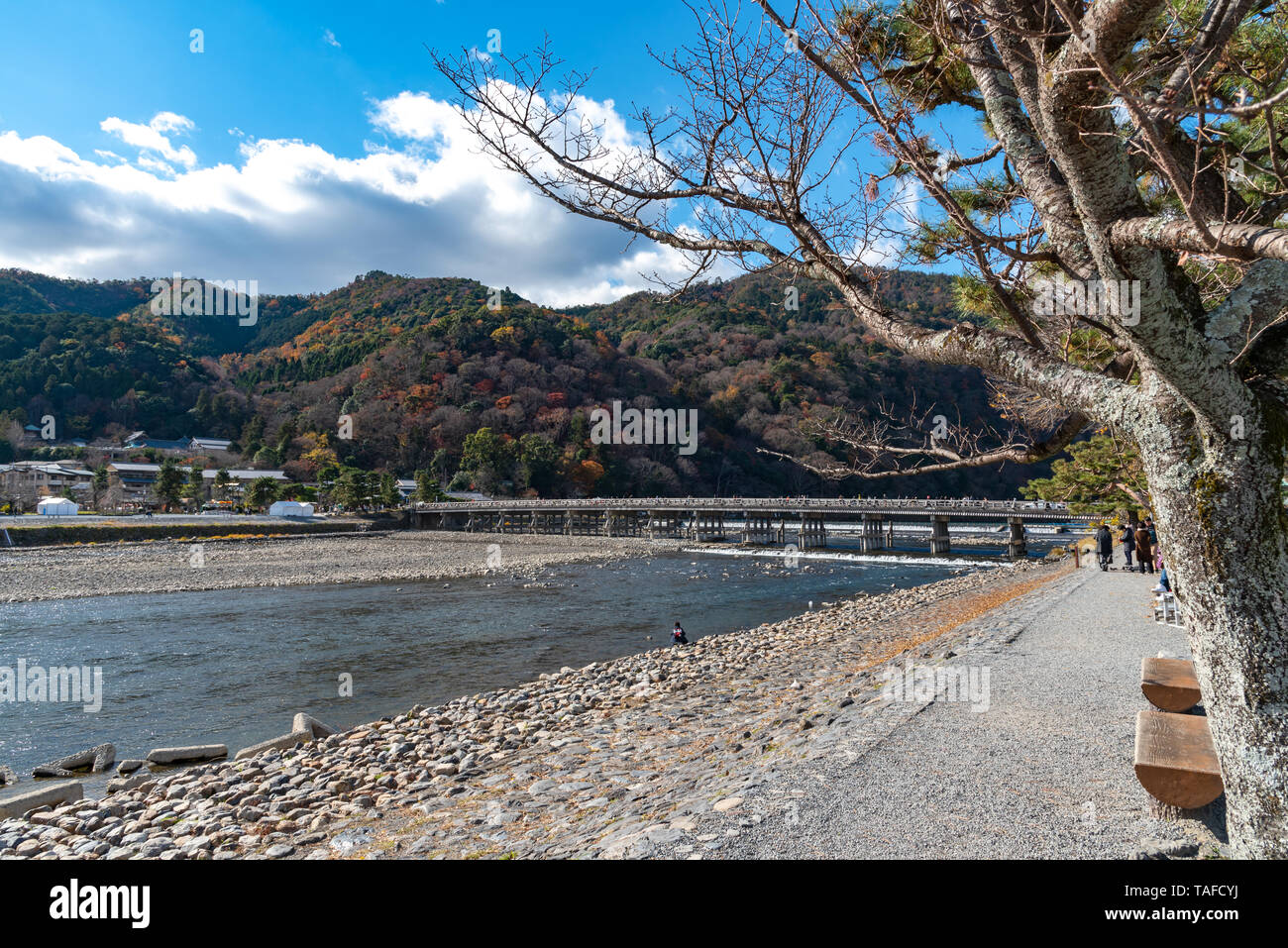 Togetsu-kyo Brücke über katsuragawa Fluss mit bunten Wald Berg Hintergrund in Arashiyama Bezirk. Arashiyama ist eine ausgewiesene Hist Stockfoto