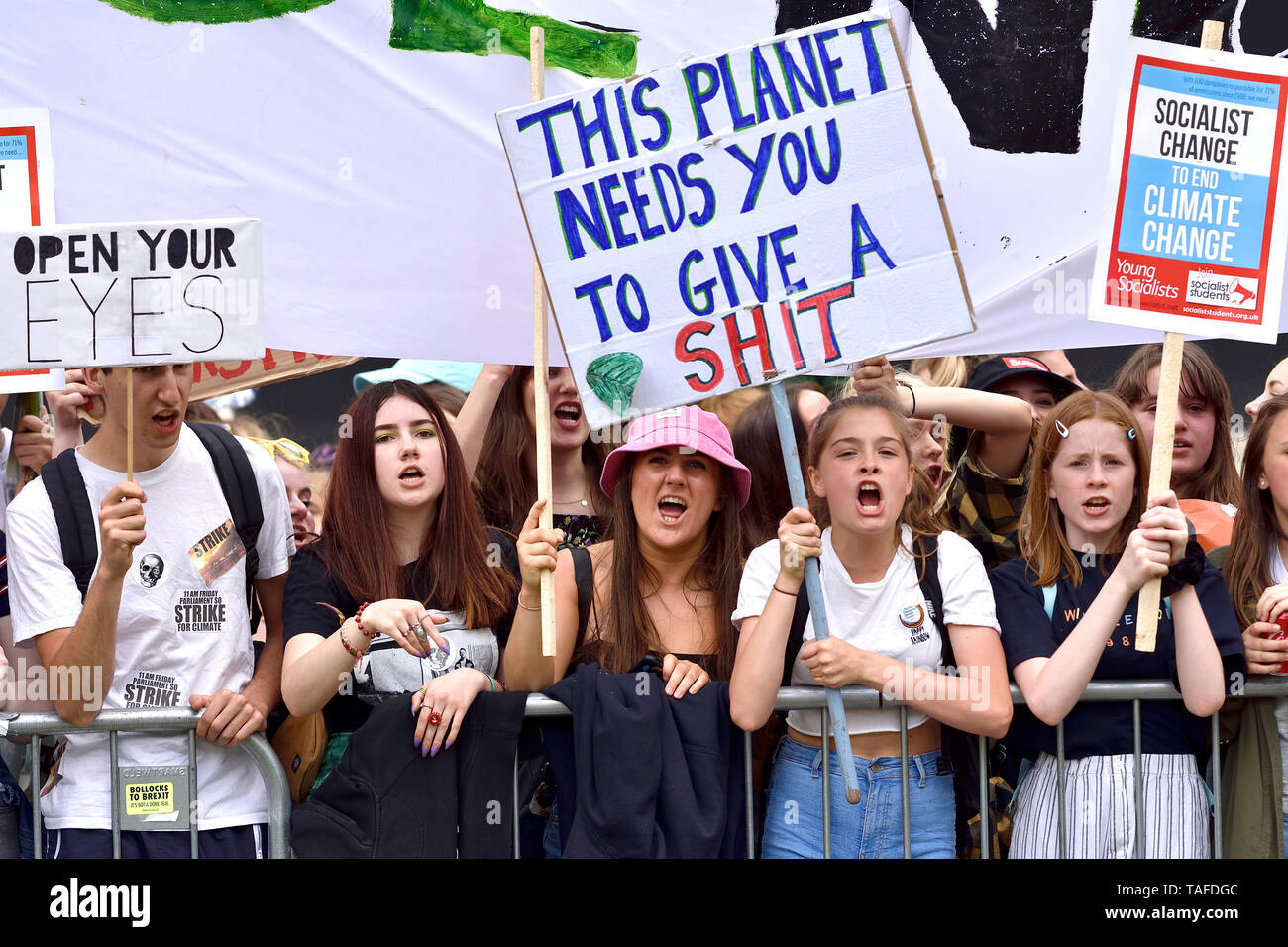 London, Großbritannien. 25. Mai 2019. Massen von Schülern surround College Green, Westminster, ihre Ansichten zu Medien der Welt während der Freitag gehört für das zukünftige Klima Streik zu machen, London Quelle: PjrFoto/Alamy leben Nachrichten Stockfoto
