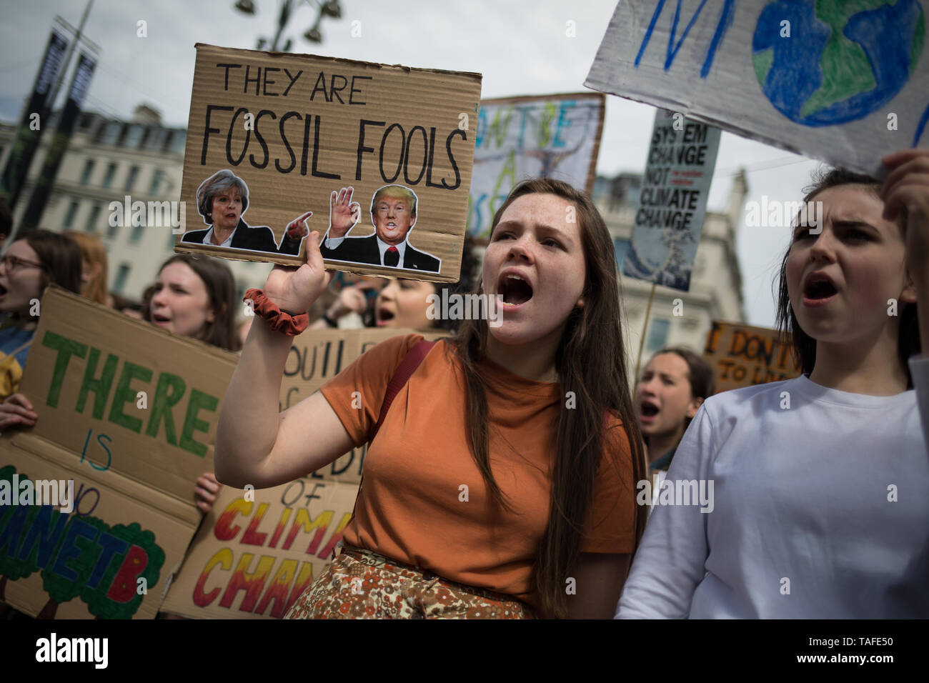 Glasgow, UK. 24. Mai 2019. Die contuing Freitag stikes von Kindern und Jugendlichen gegen unzureichende Maßnahmen der Regierungen auf die Klimakrise zu protestieren. Quelle: Jeremy Sutton-hibbert/Alamy leben Nachrichten Stockfoto