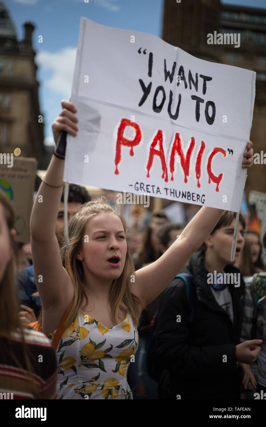 Glasgow, UK. 24. Mai 2019. Die contuing Freitag stikes von Kindern und Jugendlichen gegen unzureichende Maßnahmen der Regierungen auf die Klimakrise zu protestieren. Quelle: Jeremy Sutton-hibbert/Alamy leben Nachrichten Stockfoto