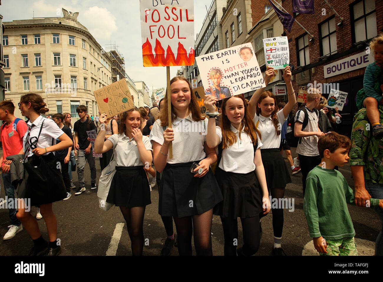Brighton, UK. 24. Mai, 2019. Schule Kinder in Brighton Streik zu werben und die Forderung, die Regierung, etwas gegen die globale Erwärmung. Quelle: Rupert Rivett/Alamy leben Nachrichten Stockfoto