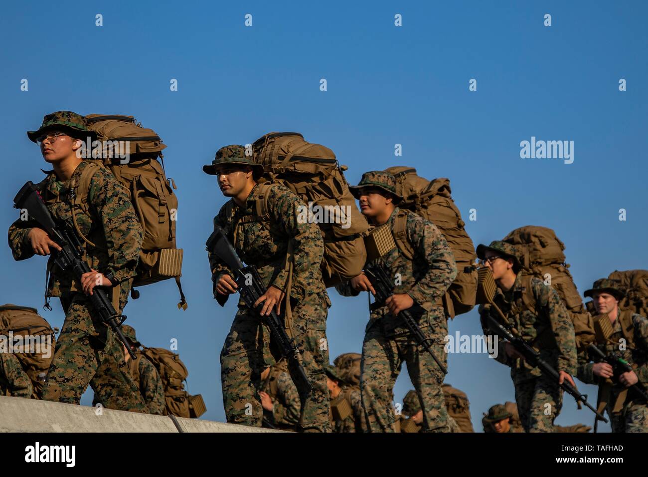 Iwakuni, Japan. 24. Mai, 2019. Us Marine Wanderung mit voller Packs und Bekämpfung Gang während einer Klimaanlage Wanderung an einem heißen Tag in der Marine Corps Air Station 23. Mai 2019 in Iwakuni, Japan. Credit: Planetpix/Alamy leben Nachrichten Stockfoto