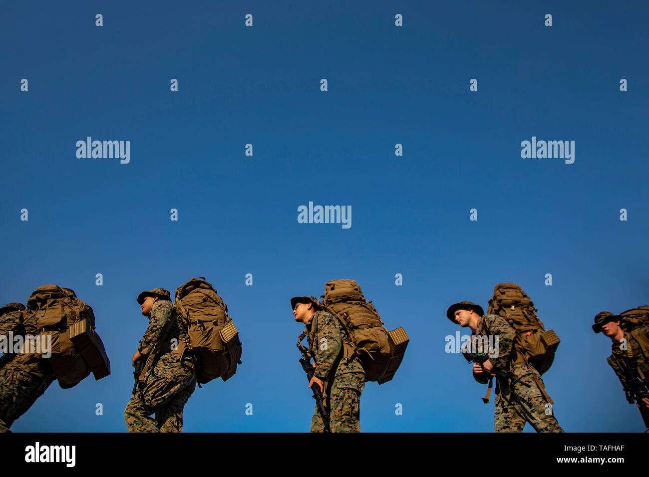 Iwakuni, Japan. 23 Mai, 2019. Us Marine Wanderung mit voller Packs und Bekämpfung Gang während einer Klimaanlage Wanderung an einem heißen Tag in der Marine Corps Air Station 23. Mai 2019 in Iwakuni, Japan. Credit: Planetpix/Alamy leben Nachrichten Stockfoto