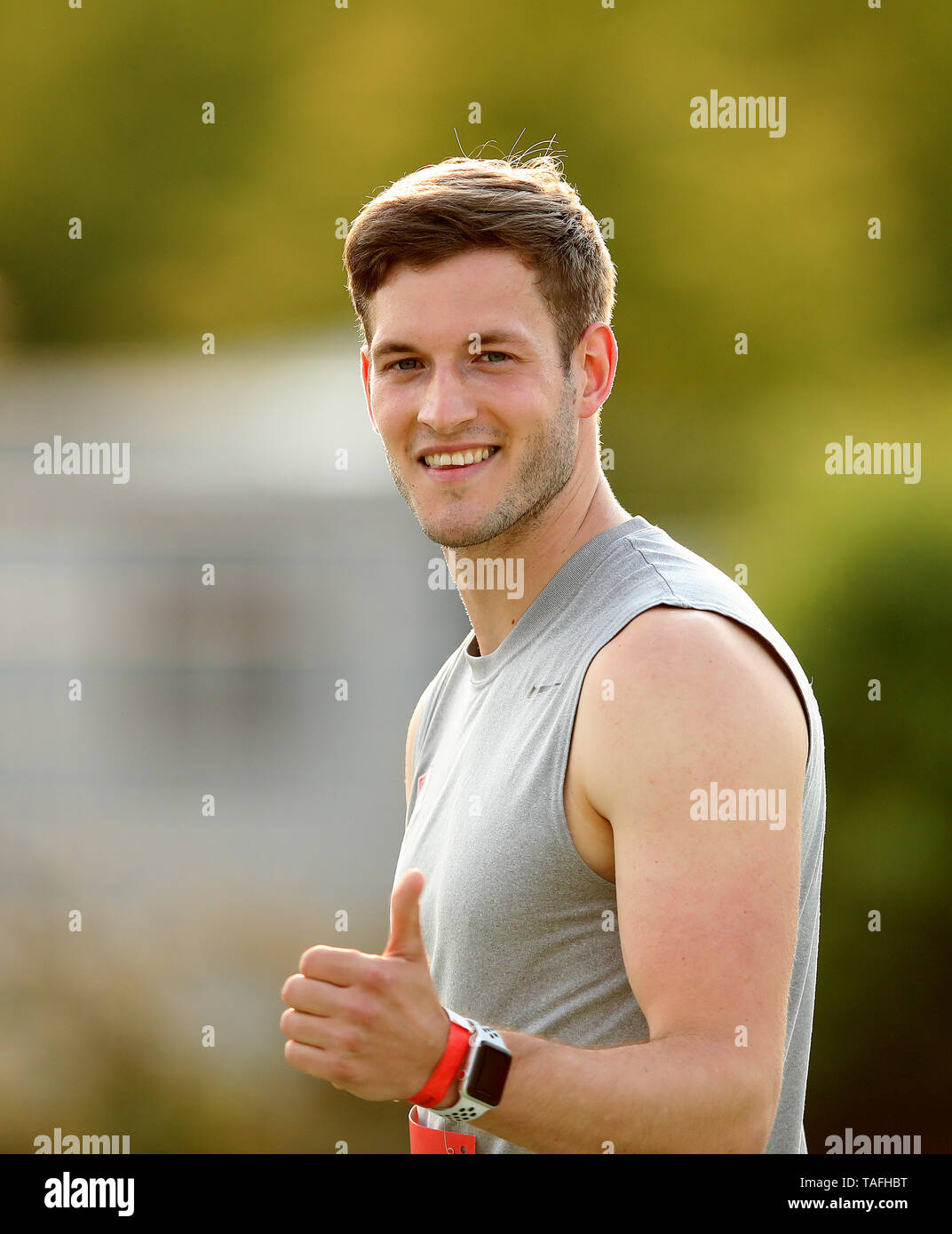 24. Mai 2019, Sachsen-Anhalt, Schönebeck: Athletik: schönebecker SoleCup. Speerwerfer Bernhard Seifert (SC Potsdam) wirft seinen Daumen. Er gewann den Herren mit 86.19 Meter. Foto: Ronny Hartmann/dpa-Zentralbild/dpa Stockfoto