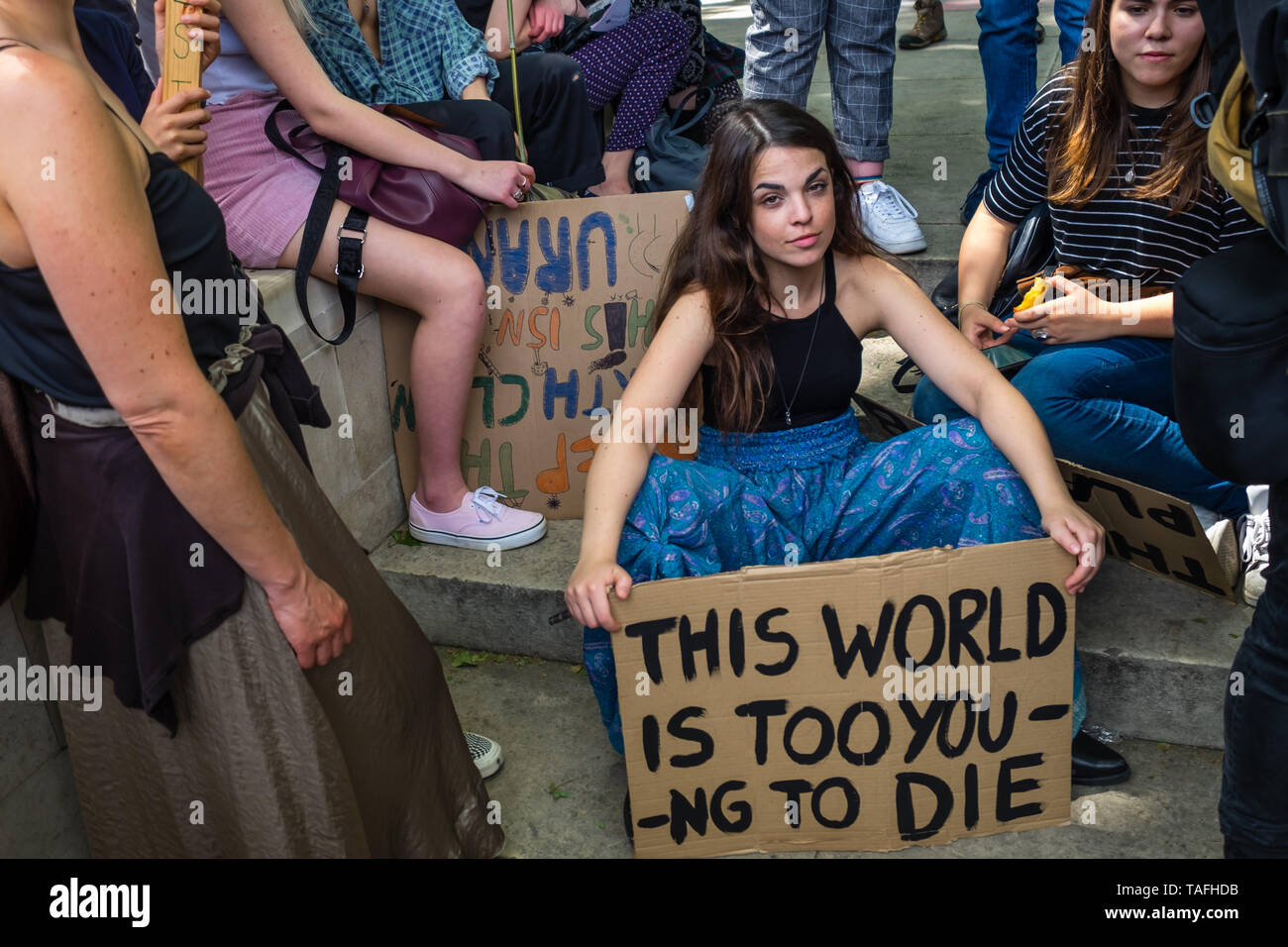 London, Großbritannien. 24. Mai 2019. Studenten protestieren in London und weltweit über 100 Standorten in Großbritannien in das globale Klima Streik gegen den Mangel an Maßnahmen der Regierungen die Klimakrise zu bekämpfen. Sie stehen im Parlament Platz nach dem Protest an der Abteilung für Bildung, anspruchsvollen Lehrplans ändern über das Klima zu lehren und gehen auf toprotest in Downing Street, Traflagar Square und das BEIS. Peter Marshall / alamy Leben Nachrichten Stockfoto