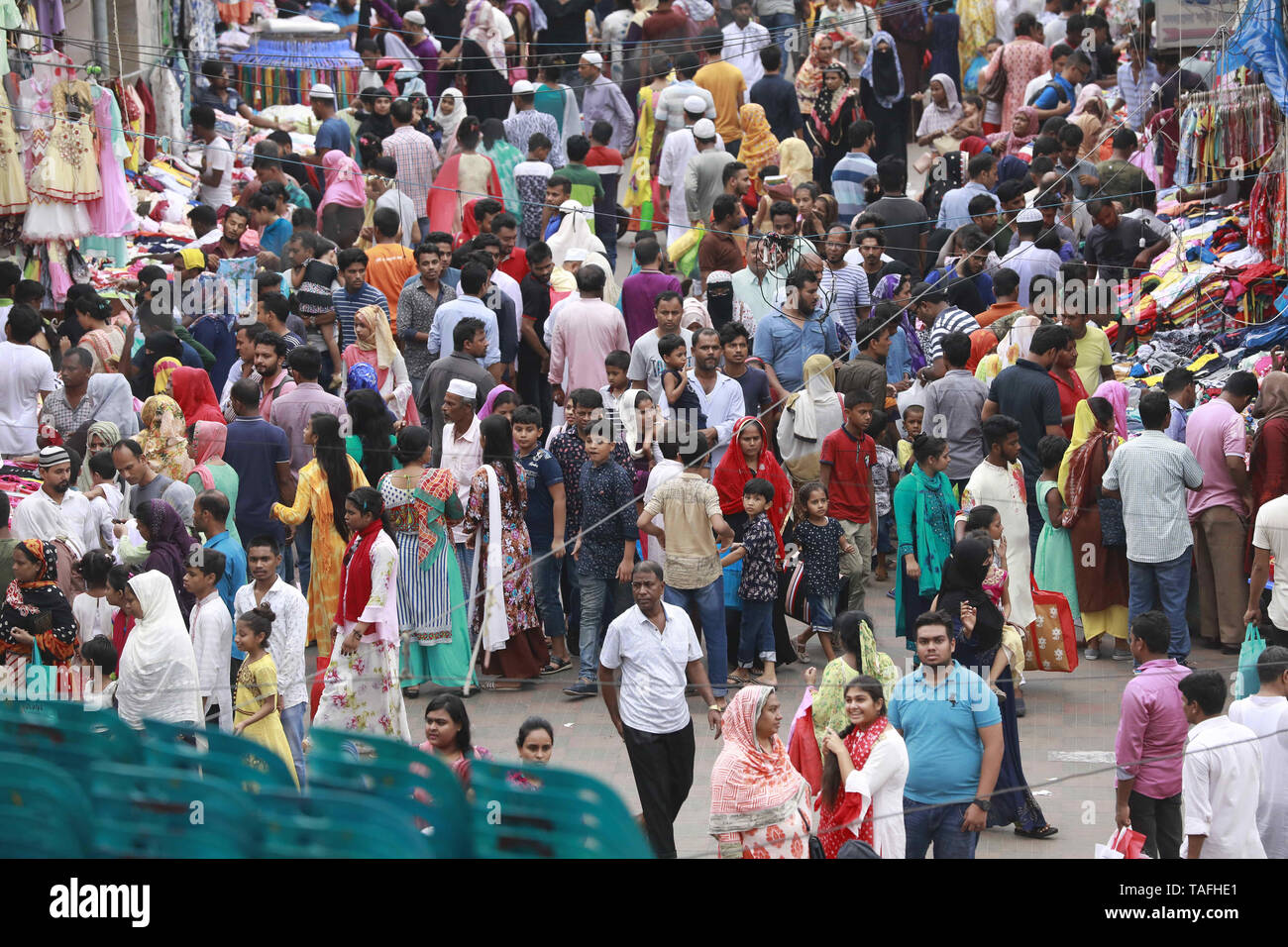 Dhaka, Bangladesch. 24. Mai, 2019. Stadtbewohner drängten, in Einkaufszentren und behelfsmäßigen Geschäfte am Freitag für ihren Eid Shopping vor der heiligen Eid-ul-Fitr, das größte Fest des Jahres für Muslime, in Dhaka, Bangladesh, 24. Mai 2019. Alle Einkaufszentren in Neuer Markt, Panthapath, Dhanmondi, Ab-hof, Gausia, Elefant Straße, Mirpur, Uttara, Gulshan und andere Teile der Stadt wurden mit der Anwesenheit von Eid Shopper gesummt. Folglich, Pendler, die sehr großen Verkehr gridlocks konfrontiert, da die meisten Straßen mit Fahrzeugen verpackt wurden. Credit: Suvra Kanti Das/ZUMA Draht/Alamy leben Nachrichten Stockfoto