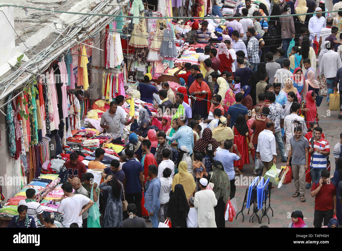 Dhaka, Bangladesch. 24. Mai, 2019. Stadtbewohner drängten, in Einkaufszentren und behelfsmäßigen Geschäfte am Freitag für ihren Eid Shopping vor der heiligen Eid-ul-Fitr, das größte Fest des Jahres für Muslime, in Dhaka, Bangladesh, 24. Mai 2019. Alle Einkaufszentren in Neuer Markt, Panthapath, Dhanmondi, Ab-hof, Gausia, Elefant Straße, Mirpur, Uttara, Gulshan und andere Teile der Stadt wurden mit der Anwesenheit von Eid Shopper gesummt. Folglich, Pendler, die sehr großen Verkehr gridlocks konfrontiert, da die meisten Straßen mit Fahrzeugen verpackt wurden. Credit: Suvra Kanti Das/ZUMA Draht/Alamy leben Nachrichten Stockfoto