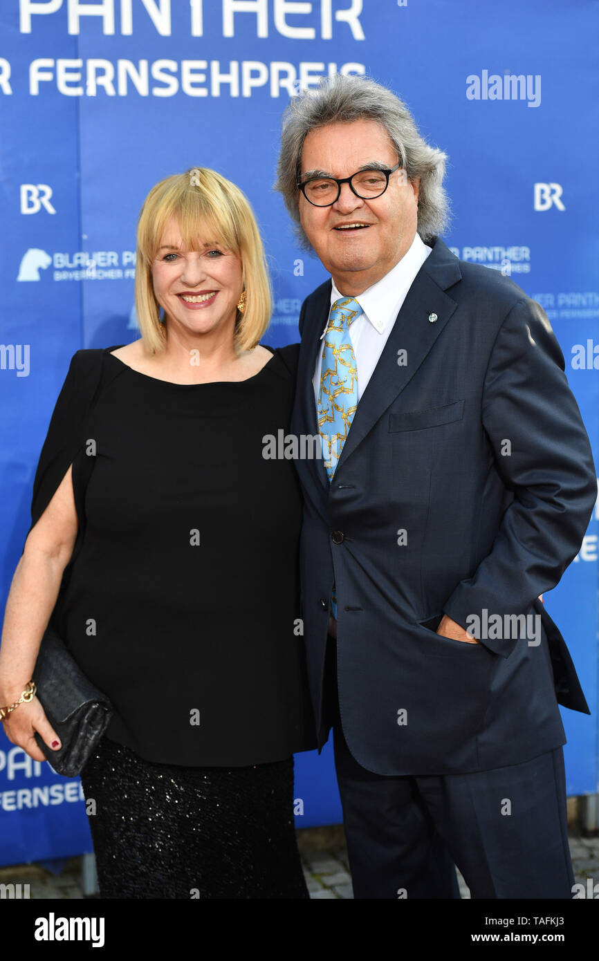 Helmut Markwort mit Frau Patricia RIEKEL. Roter Teppich, Roter Teppich, der Bayerische Fernsehpreis 2019 am 24.05.2019. | Verwendung weltweit Stockfoto