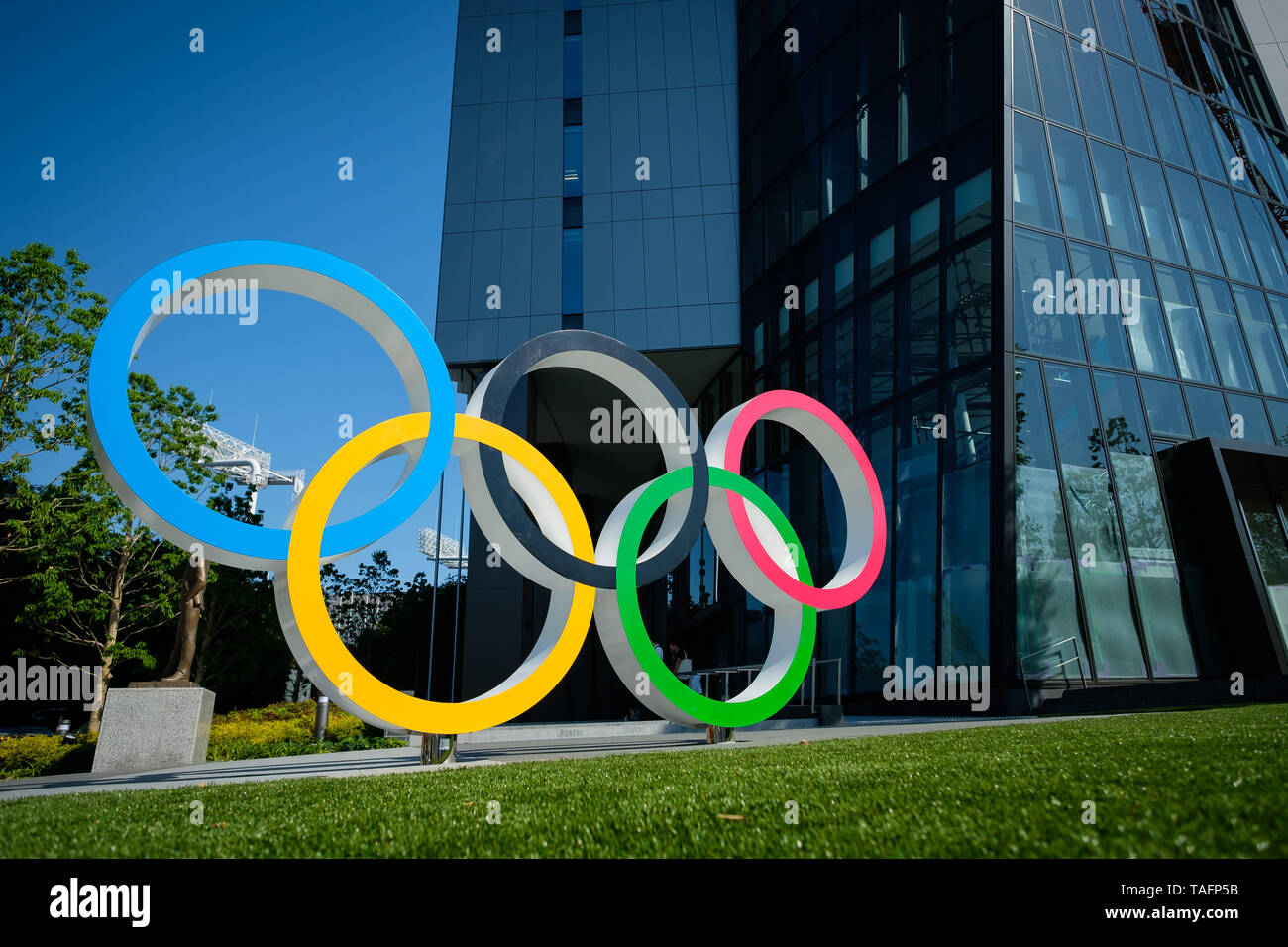 Olympische Ringe sind in Japan Sport Olympic Square in der Nähe von Olympiastadion am 25 Mai, 2019 in Tokyo Japan angezeigt. Japan ist Gastgeber der Olympischen Sommerspiele 2020 in Tokio vom 24. Juli bis 9. August im nächsten Jahr. Mai 25, 2019 Credit: Nicolas Datiche/LBA/Alamy leben Nachrichten Stockfoto