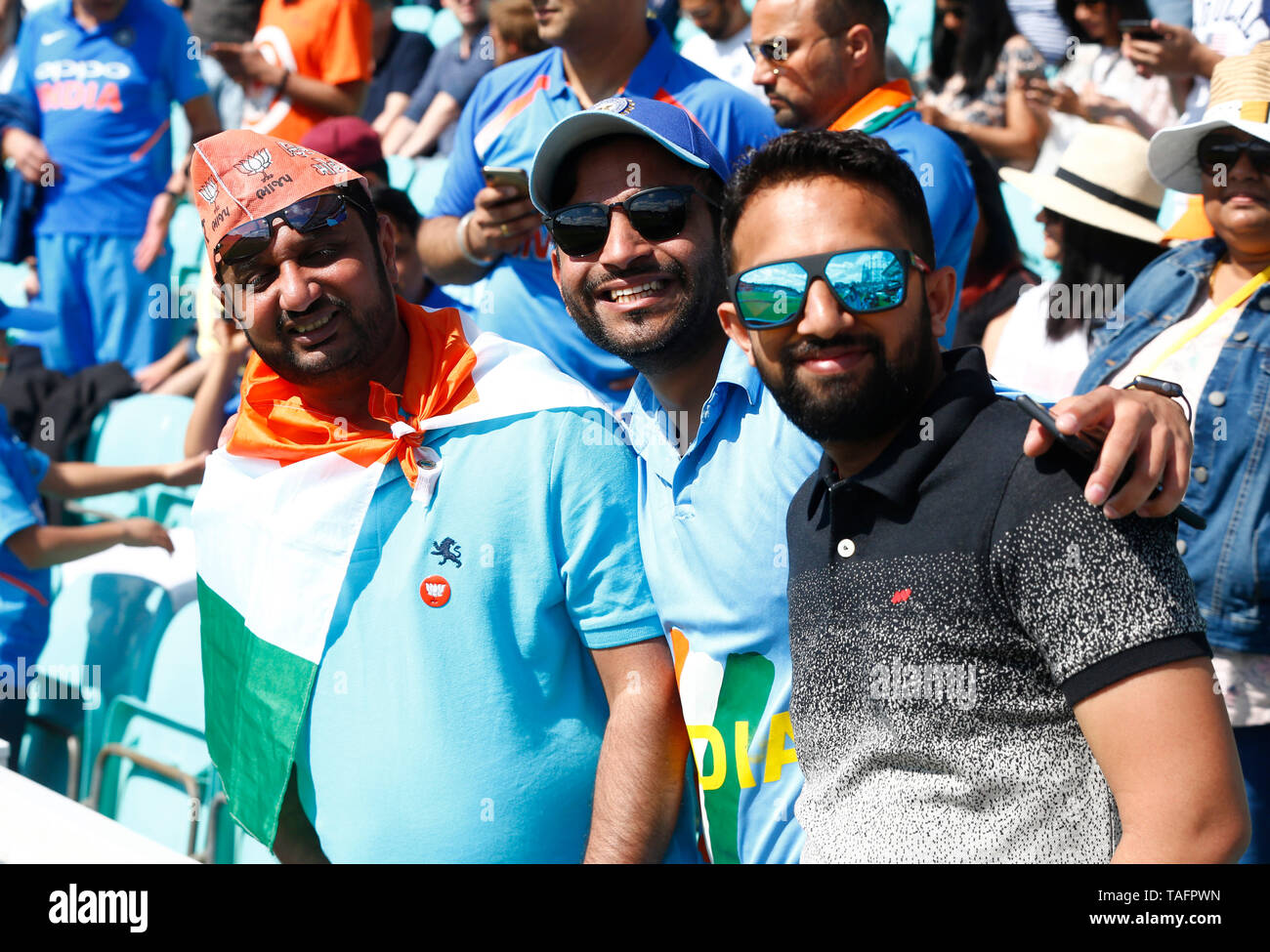 LONDON, Vereinigtes Königreich. 25 Mai, 2019. Indische Fans während der ICC-WM-Warm-up zwischen Indien und Neuseeland am Oval Stadium, London, am 25. Mai 2019 News News News Credit: Aktion Foto Sport/Alamy leben Nachrichten Stockfoto