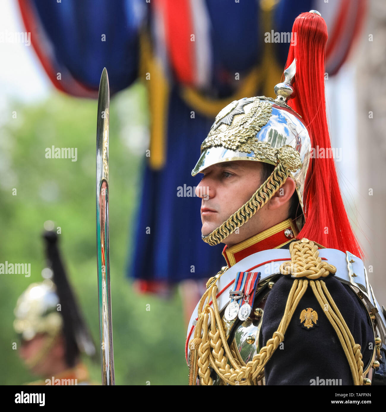 Westminster, London, Großbritannien. 25 Mai, 2019. Soldaten und Pferde der Haushalt Abteilung, in der die wichtigsten allgemeinen Überprüfung entlang der Mall außerhalb der Buckingham Palace, das erste von zwei Paraden vor der Trooping der Farbe Queen Geburtstag Parade im Juni. Credit: Imageplotter/Alamy leben Nachrichten Stockfoto