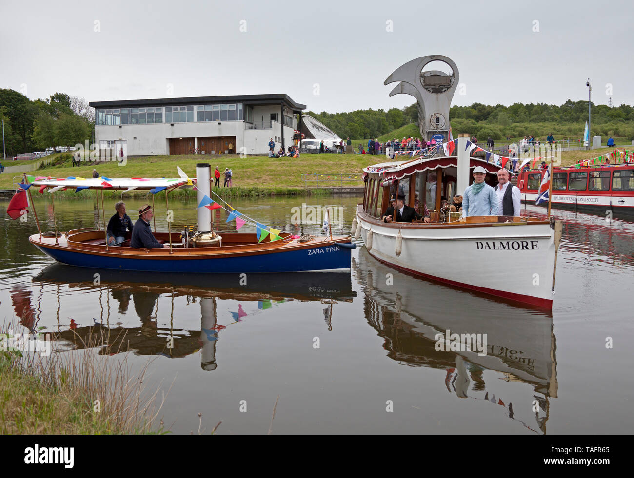 Falkirk, Großbritannien. 25 Mai, 2019. UK. Wiedereröffnung der Forth-and-Clyde-Kanal feiern Beginn der Falkirk Wheel eine Flottille von Dampf Boote, Kugelfische, Ruderboote und mehr hatten ein trockenes Wetter starten. Das war ein wenig zurück gehalten von der Maryhill sie kleinere Schiffe durch die Dalmore abgeschleppt werden. Die Fahrt dauert die Gefäße durch Bonnybridge zum Zielort zu Auchinstarry Marina. Stockfoto