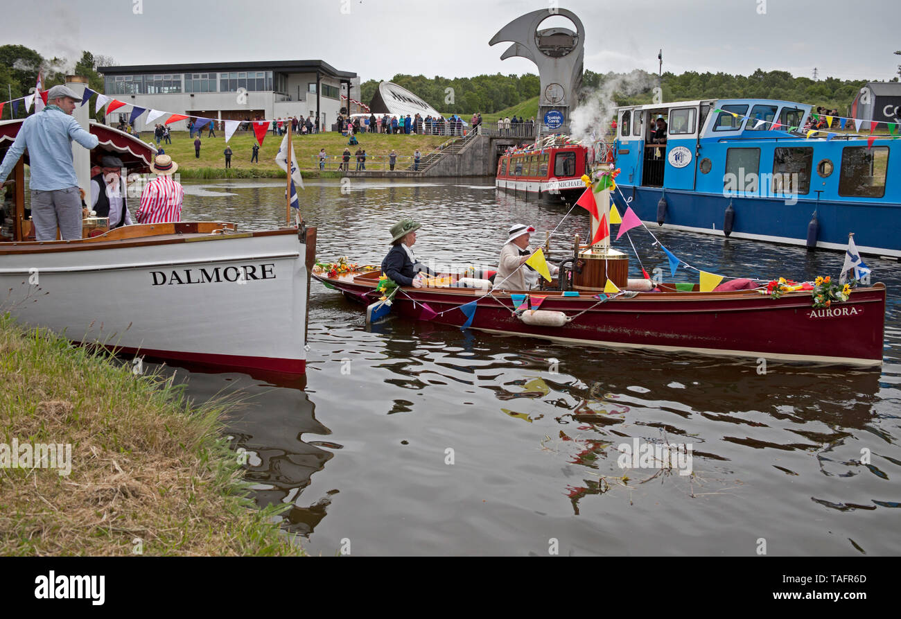 Falkirk, Großbritannien. 25 Mai, 2019. UK. Wiedereröffnung der Forth-and-Clyde-Kanal feiern Beginn der Falkirk Wheel eine Flottille von Dampf Boote, Kugelfische, Ruderboote und mehr hatten ein trockenes Wetter starten. Das war ein wenig zurück gehalten von der Maryhill sie kleinere Schiffe durch die Dalmore abgeschleppt werden. Die Fahrt dauert die Gefäße durch Bonnybridge zum Zielort zu Auchinstarry Marina. Stockfoto