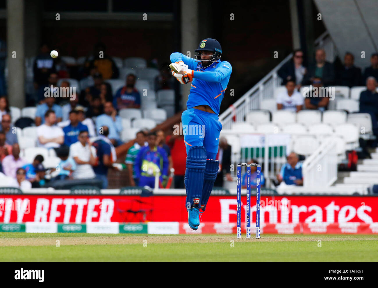 LONDON, Vereinigtes Königreich. 25 Mai, 2019. Ravindra Jadeja von Indien während der ICC-WM-Warm-up zwischen Indien und Neuseeland am Oval Stadium, London, am 25. Mai 2019 News News News Credit: Aktion Foto Sport/Alamy leben Nachrichten Stockfoto