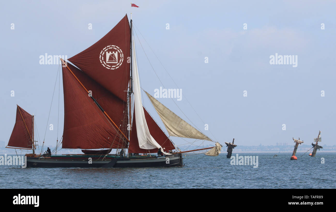 Fluss Medway, Kent, Vereinigtes Königreich. 25 Mai, 2019. SB Frau des Lea Pässe der Masten der versunkenen SS Richard Montgomery, hat 1.400 Tonnen Sprengstoff an Bord. Fast ein Dutzend historische segeln Lastkähne haben sich an die 111 Medway Sailing Barge übereinstimmen. Bis sie durch moderne Transport- und Cargo Methoden ersetzt wurden, Segeln Lastkähne befragte ihren Handel auf Wasserstraßen in Großbritannien. Rob Powell/Alamy leben Nachrichten Stockfoto