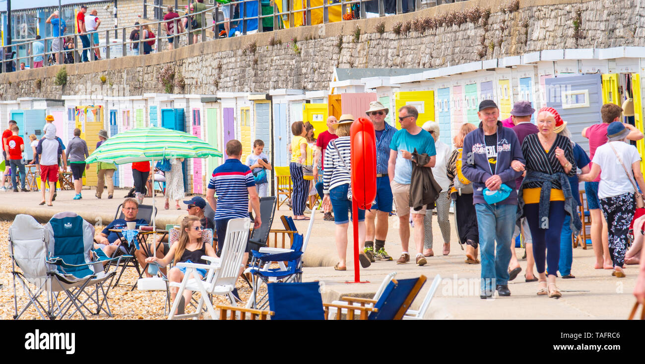 Lyme Regis, Dorset, Großbritannien. 25. Mai 2019. UK Wetter: Massen von Touristen und Besucher in Scharen zu den Strand in Lyme Regis in der heißen Sonne aalen als Küstenstadt am heißesten Tag des Jahres so weit brutzelt. Samstag ist der sonnigste Tag des späten May Bank Holiday Wochenende zu sein. Credit: Celia McMahon/Alamy Leben Nachrichten. Credit: Celia McMahon/Alamy leben Nachrichten Stockfoto