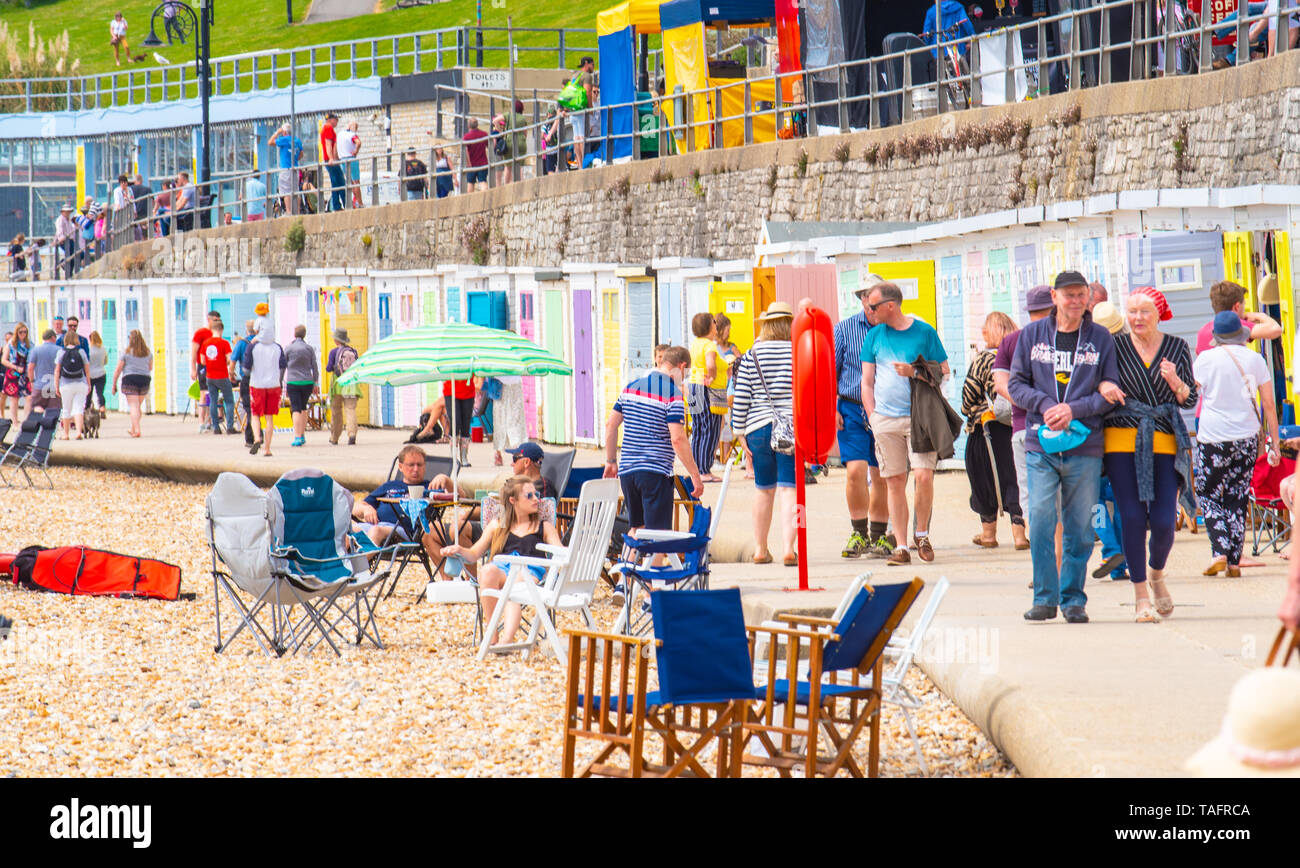 Lyme Regis, Dorset, Großbritannien. 25. Mai 2019. UK Wetter: Massen von Touristen und Besucher in Scharen zu den Strand in Lyme Regis in der heißen Sonne aalen als Küstenstadt am heißesten Tag des Jahres so weit brutzelt. Samstag ist der sonnigste Tag des späten May Bank Holiday Wochenende zu sein. Credit: Celia McMahon/Alamy Leben Nachrichten. Credit: Celia McMahon/Alamy leben Nachrichten Stockfoto