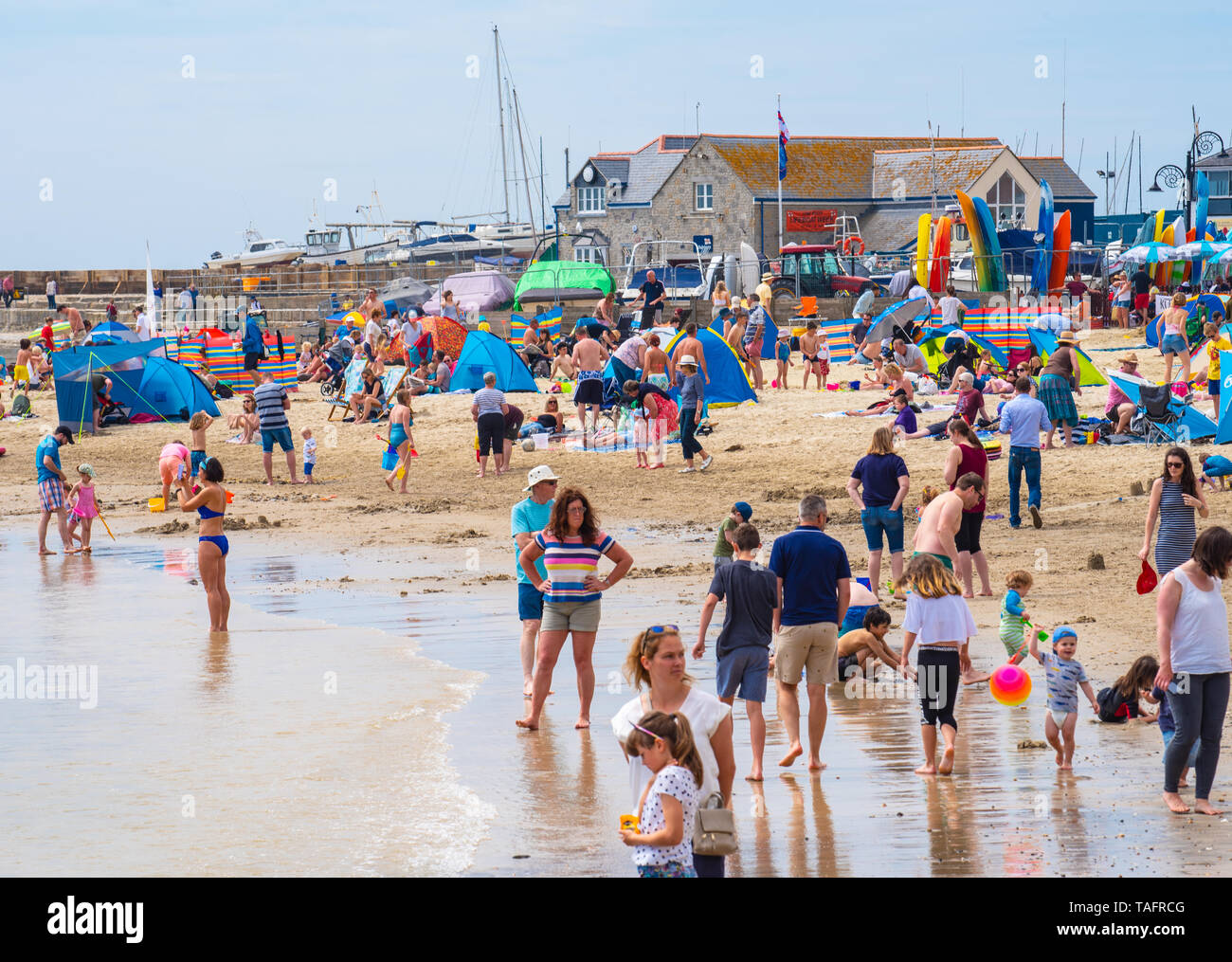 Lyme Regis, Dorset, Großbritannien. 25. Mai 2019. UK Wetter: Massen von Touristen und Besucher in Scharen zu den Strand in Lyme Regis in der heißen Sonne aalen als Küstenstadt am heißesten Tag des Jahres so weit brutzelt. Samstag ist der sonnigste Tag des späten May Bank Holiday Wochenende zu sein. Credit: Celia McMahon/Alamy Leben Nachrichten. Credit: Celia McMahon/Alamy leben Nachrichten Stockfoto