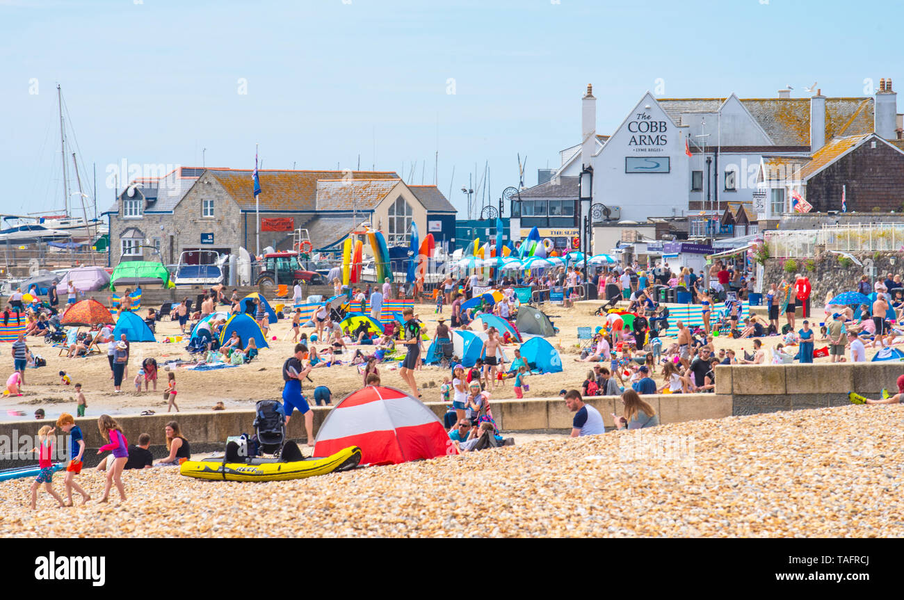 Lyme Regis, Dorset, Großbritannien. 25. Mai 2019. UK Wetter: Massen von Touristen und Besucher in Scharen zu den Strand in Lyme Regis in der heißen Sonne aalen als Küstenstadt am heißesten Tag des Jahres so weit brutzelt. Samstag ist der sonnigste Tag des späten May Bank Holiday Wochenende zu sein. Credit: Celia McMahon/Alamy Leben Nachrichten. Credit: Celia McMahon/Alamy leben Nachrichten Stockfoto