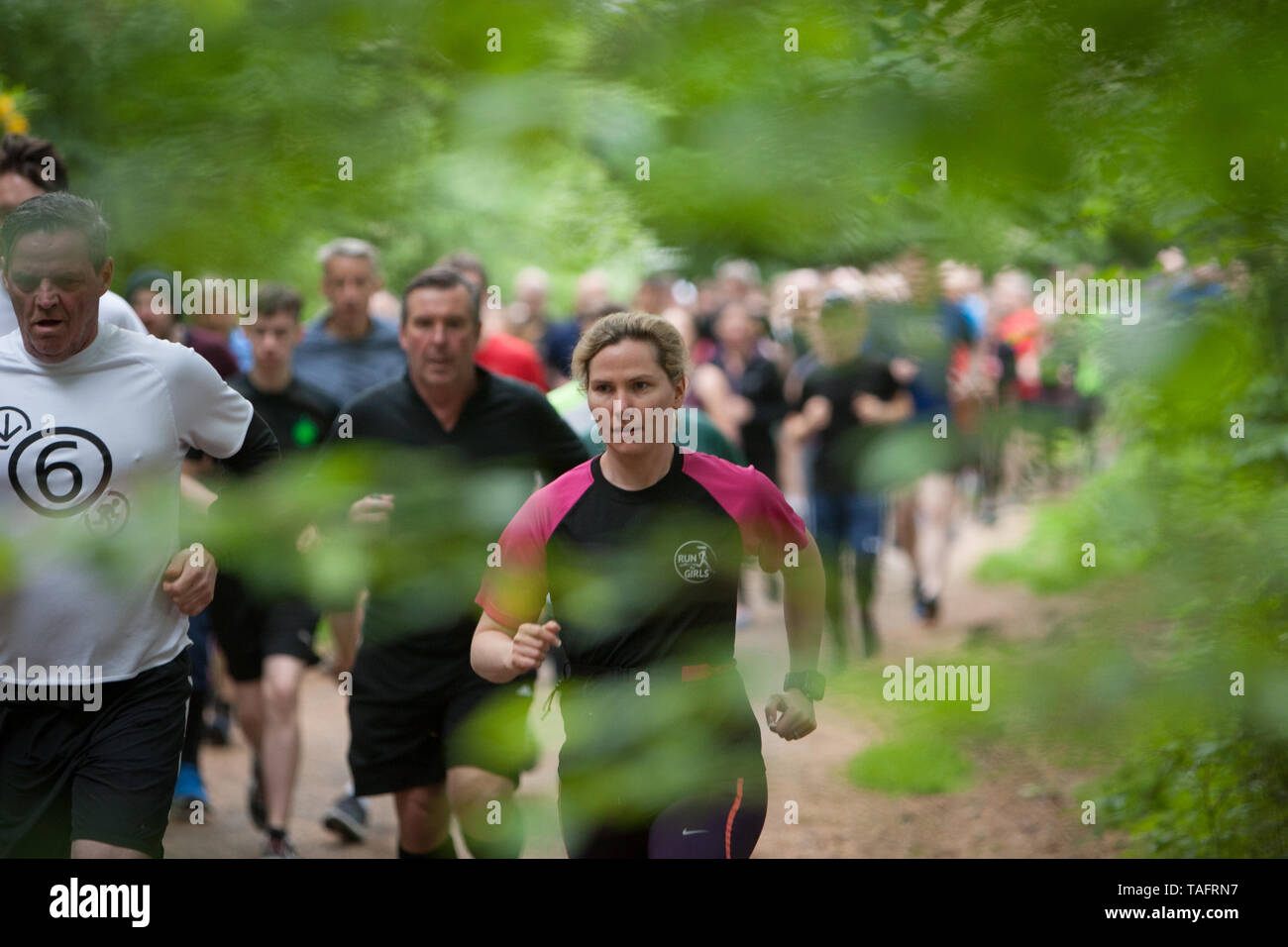 Glasgow, UK. 25 Mai, 2019. Die 534Th kostenlos und zeitlich Parkrun Veranstaltung findet in Pollok Country Park, mit lokalen laufenden Club Bellahouston Geländeläufer tun ein Freiwilliger - Übernahme, mit Ihrem Club Läufer erfüllen alle die ehrenamtlichen Positionen auf der Laufstrecke, in Glasgow, Schottland, am 25. Mai 2019. Diese Parkrun war der 534Th kostenlos und zeitlich Parkrun 5-km-Lauf im Park in Glasgows Southside gehalten, und ist einer der Hunderte solcher all-inclusive-Veranstaltungen in ganz Großbritannien abgehalten und international jedes Wochenende unter dem Parkrun Banner. Quelle: Jeremy Sutton-hibbert/Alamy leben Nachrichten Stockfoto