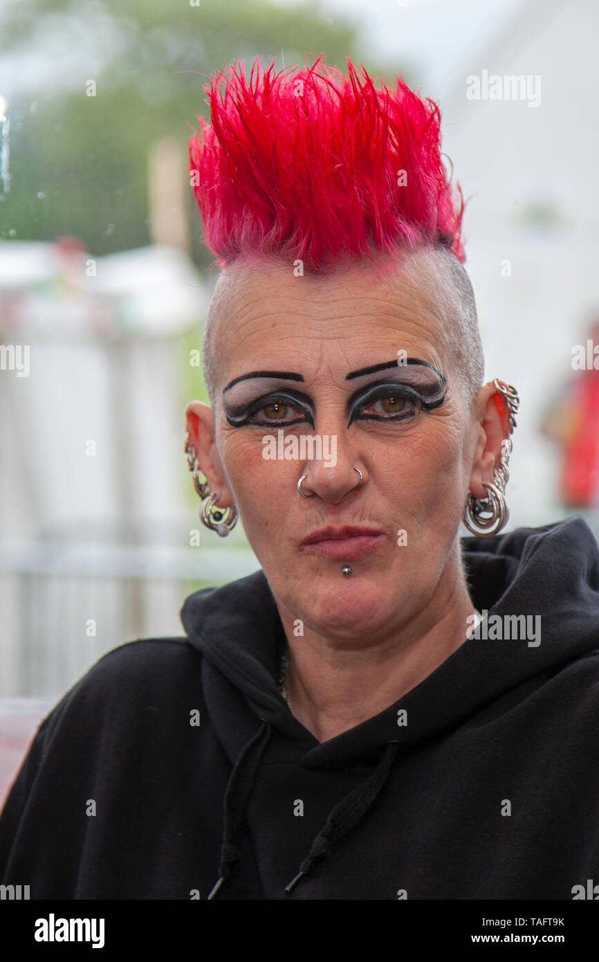Stachelige Frisuren Stockfotos Und Bilder Kaufen Alamy