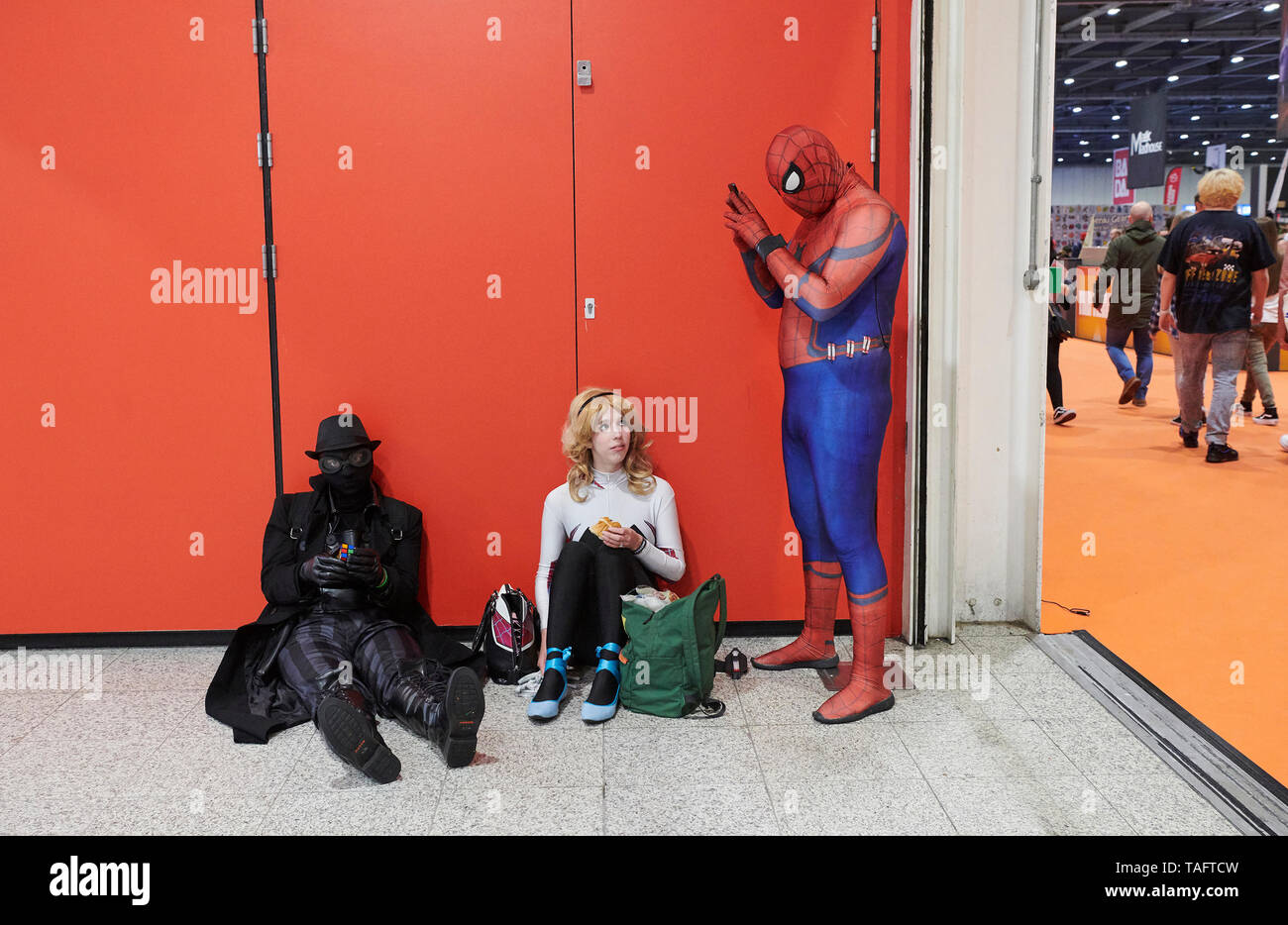 ExCel London, Großbritannien, 25. Mai 2019. Spiderman schaut auf sein Handy als Tausende von cosplayer im Kostüm mit dem zweiten Tag der MCM Comic Con an ExCel London. Quelle: Thomas Bowles/Alamy leben Nachrichten Stockfoto