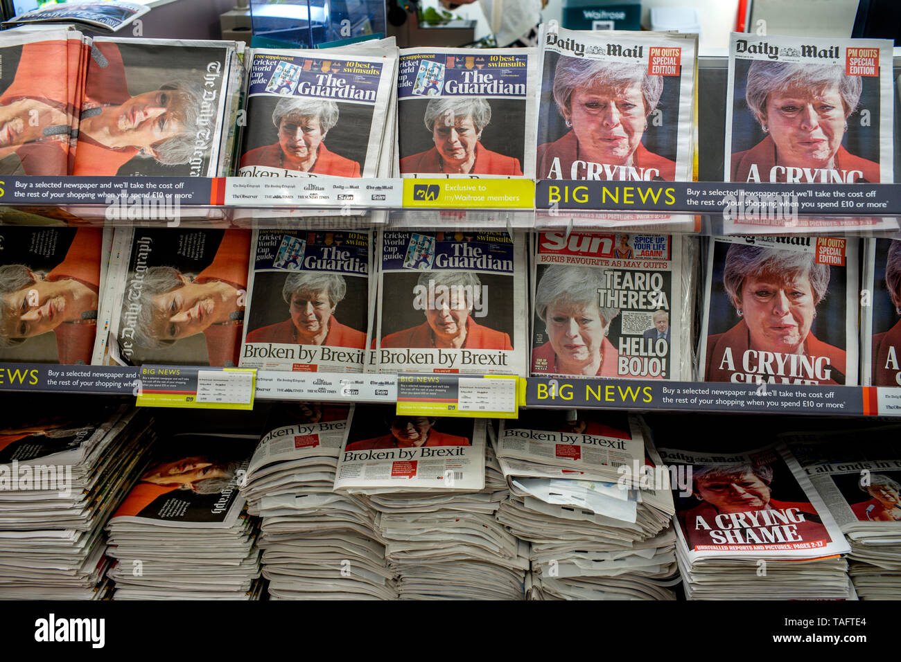 Saffron Walden, Essex in England. 25. Mai 2019. Titelseiten der britischen Presse in Supermarkt Waitrose angezeigt, in dem die Geschichte über den Rücktritt von Premierminister Theresa May am vorigen Tag. Stockfoto